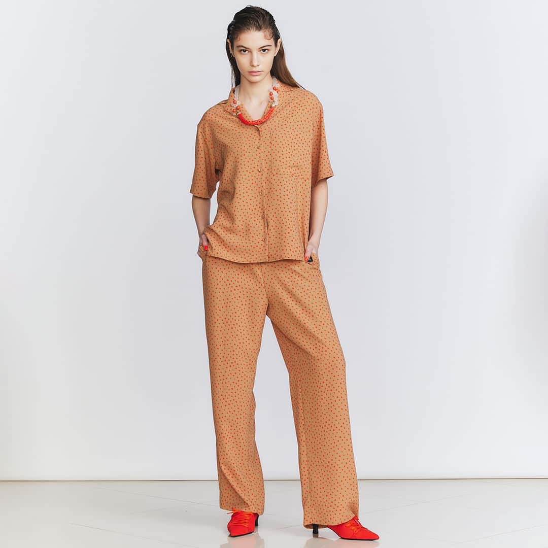 Double Standard Clothingのインスタグラム：「. NEW ARRIVAL 2023 SUMMER COLLECTION . [TOPS] DSC / ドット柄ストレッチシャツブラウス price. 27,500円(税込) color. オレンジ / ブルー size. 36 / 38 . [BOTTOMS] DSC / ドット柄ストレッチイージーパンツ price. 30,800円(税込) color. オレンジ / ブルー size. 36 / 38 . ------------------------------------------ #doublestandardclothing #tokyo #DSC #sov #nightstore #fashion #ootd #2023summer」