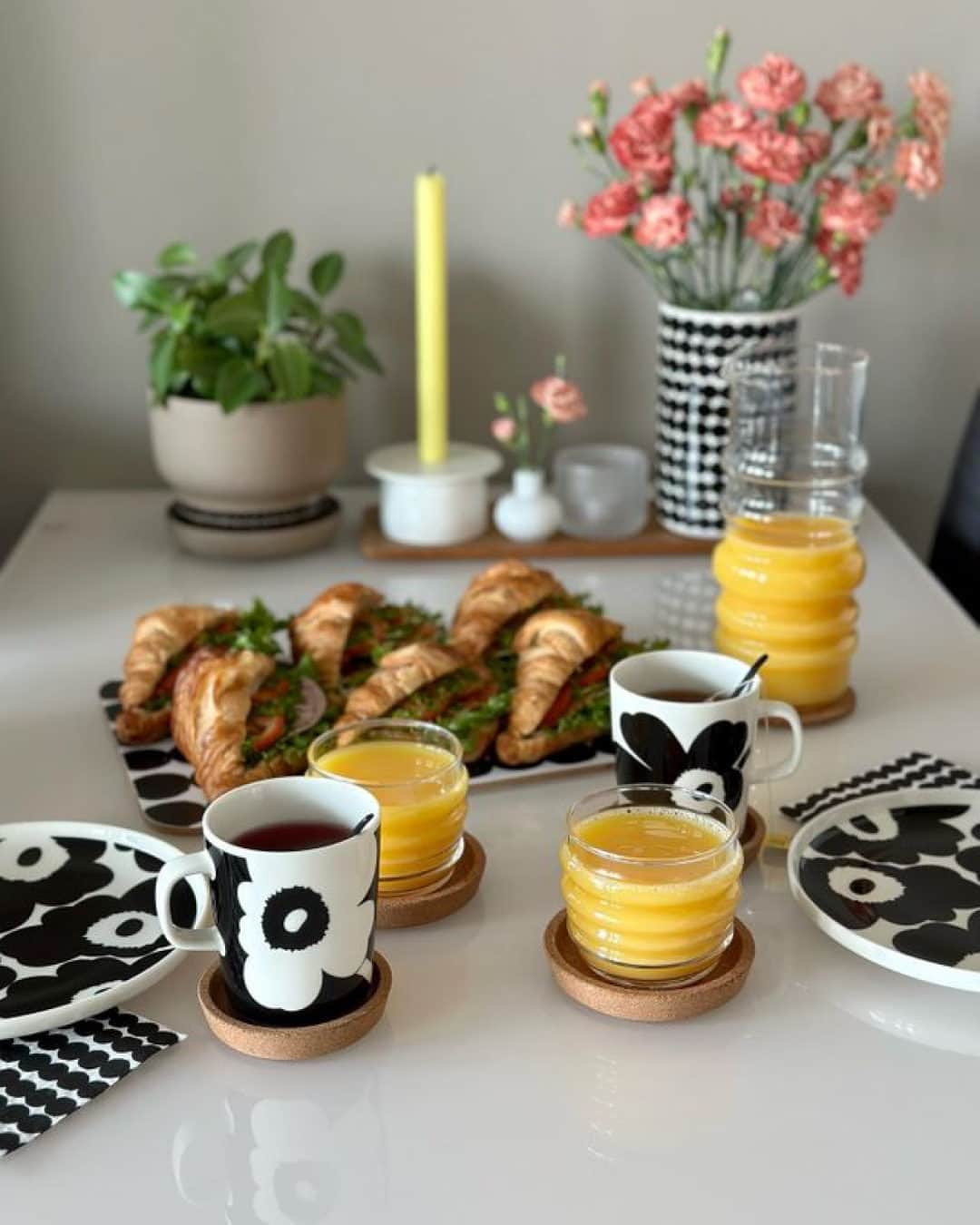 マリメッコのインスタグラム：「We’re in love with your brunch tablescapes. So many ideas spring to mind for our own summer celebrations. What’s your go-to brunch setup?   Keep feeding us your layouts by tagging @marimekko and #marimekko.   #marimekkohome」