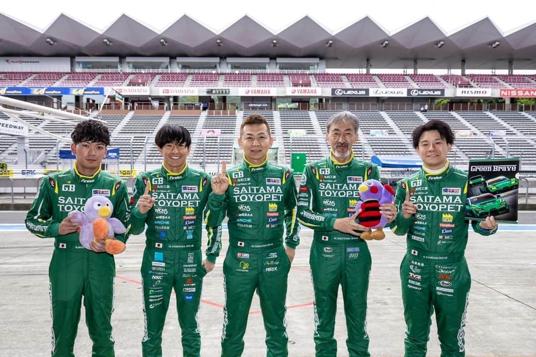 吉田広樹さんのインスタグラム写真 - (吉田広樹Instagram)「今日の予選はAドライバーの山崎選手が最高のアタックをしてくれたお陰でポールを獲得することが出来ました🙌  それに比べて自分は、、、 明日頑張ります💦  この24hレースは特に「準備万端」ということはなく、 いくら準備しても不安が残るままスタートすることになると思います。  それでもメカはこれまでの経験を活かし、 やれることを精一杯やってくれています。  納得出来るレースにしたいです‼️ 応援よろしくお願いします❗  #埼玉トヨペット #greenbrave #grgarage浦和美園 #GRSUPRAGT4 #スーパー耐久 #FUJI24h #大石博久カメラマン」5月26日 21時00分 - hiroki44da