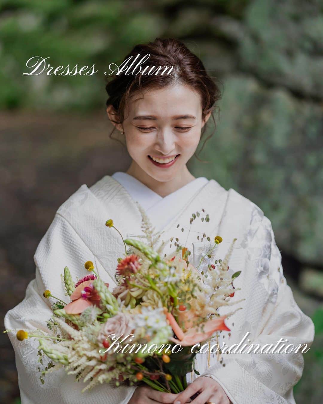 のインスタグラム：「←その他の投稿はこちらから  Dresses Album  今回は、Dresses花嫁の和装コーディネートをご紹介します♡  実は和装に合わせる掛下や襟、5点セットといった小物類も豊富なんです！ 合わせかた次第で印象もガラリと変わるので、ぜひ和装もコーディネートを楽しんでみてくださいね。  ___________________  Dressesブライダルカウンター  　　結婚準備に関わる ＼お役立ち情報を発信中／  ”ドレスと結婚式費用がおトクになる” ブライダルカウンターがお届けする 結婚準備情報メディアアカウント🕊  こんなあなたにオススメです💫  ✔︎結婚が決まりこれから準備を始める ✔︎楽しく結婚準備をすすめたい ✔︎おふたりらしい結婚式を叶えたい  お問合せ・ご来館予約は プロフィールの「連絡する」より 受け付けております💒  ▼その他のお役立ち情報はこちらから @dresses_weddings  ___________________ #花嫁和装 #花嫁衣装 #ドレッシーズブライダルカウンター #ドレッシーズ #ブライダルカウンター #結婚式場探し #式場探し #結婚式場見学 #式場見学 #結婚式場選び #式場選び #結婚準備 #結婚準備中 #式場紹介 #結婚式場紹介 #式場紹介 #結婚式準備レポ #結婚式準備レポ #福岡花嫁 #関西花嫁 #広島花嫁 #熊本花嫁 #鹿児島花嫁」