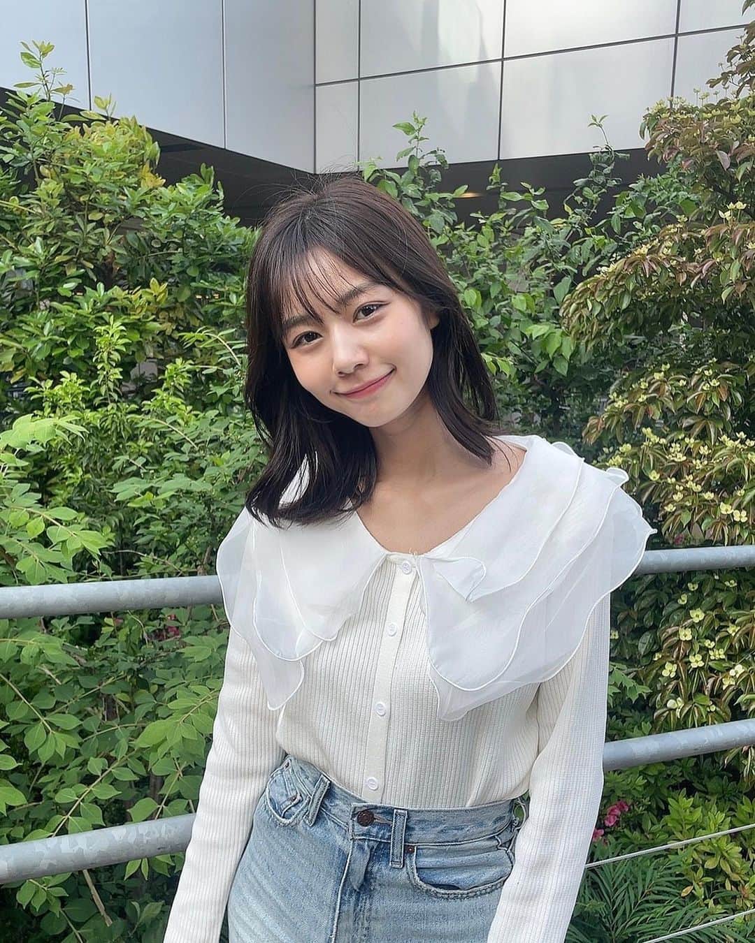杉浦みずきのインスタグラム：「. おっきなレースひら〜〜な白トップス🤍👼 最近甘めな服多めかも🫢  @holidayandholiday_official」