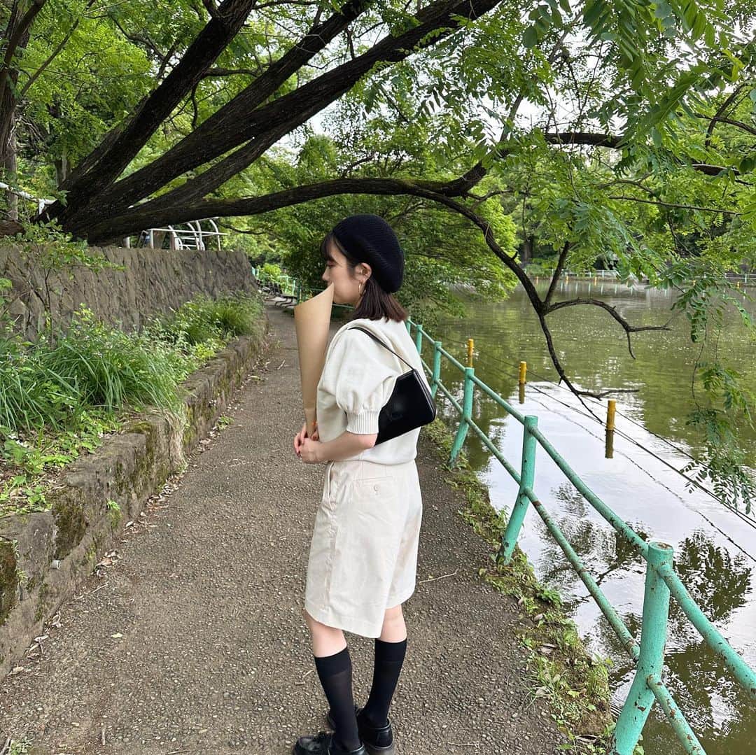 mizukiさんのインスタグラム写真 - (mizukiInstagram)「カモさんと仲良く並んで🤭🫶 最近黒ばっかりだったので久しぶりに白のお洋服。 トップスは @bonjoursagan 🤍 ㅤㅤㅤㅤㅤㅤㅤㅤㅤㅤㅤㅤㅤ ベレー帽も久しぶりに被った☺️ ㅤㅤㅤㅤㅤㅤㅤㅤㅤㅤㅤㅤㅤ #bonjoursagan#パフスリーブ#ホワイトコーデ」5月26日 21時01分 - mizukidrop