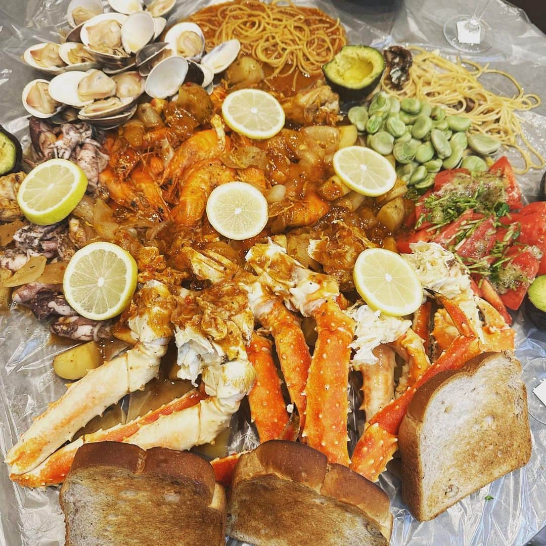 Rieco Iwaiのインスタグラム：「手掴みシーフード🦞 いろんなソースをつけて食べられるので本当に飽きません💗  コレを作るのはとっても大変です😓  #手掴みシーフード #seafood #海鮮 #タラバガニ #パーティ」