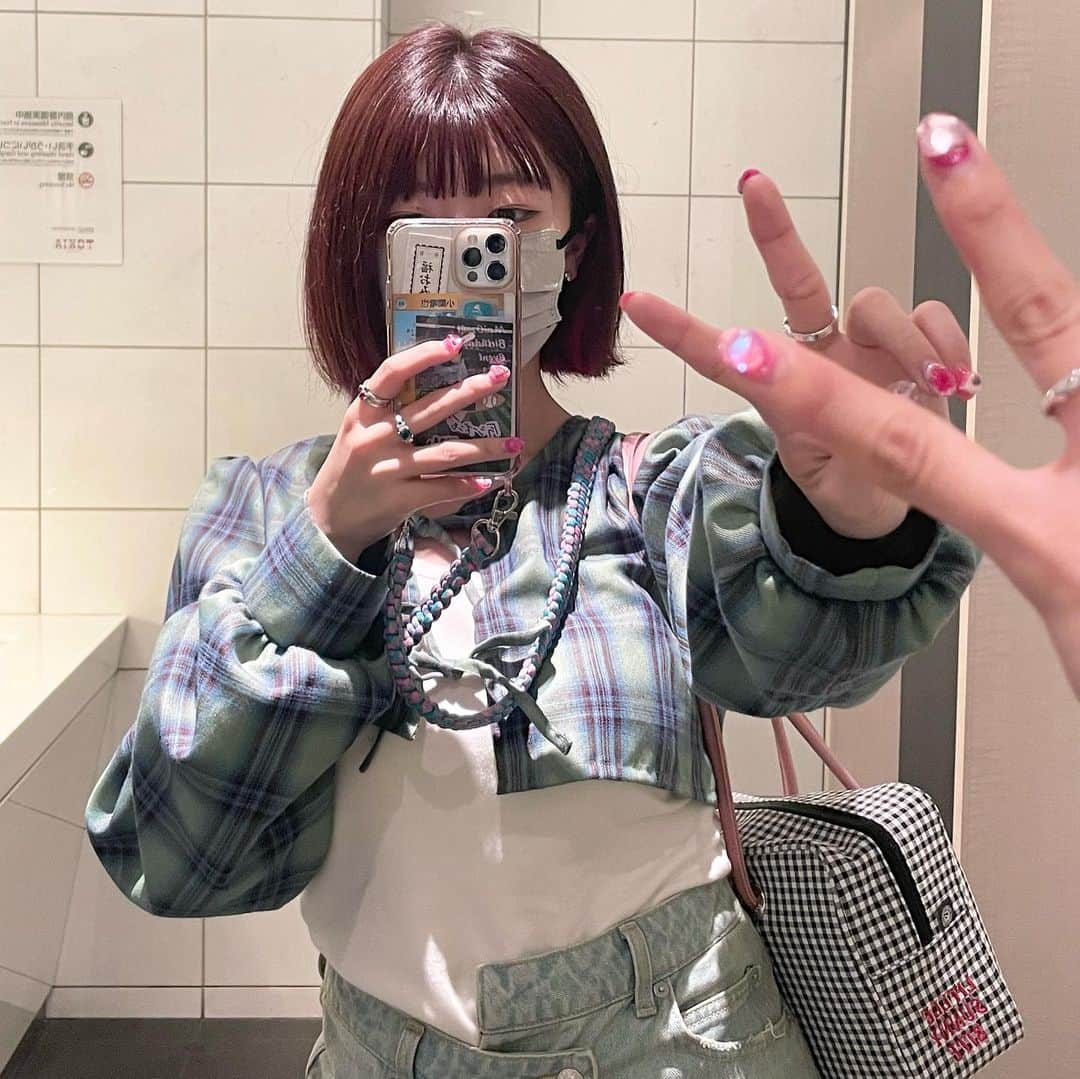 ぱいぱいでか美のインスタグラム：「髪切ったよん✂️ . いろんな人に意見聞いといて結局自分がしたい髪型にするやついるよね 私です。 最近やや伸ばし期間入ってたけどかなりぼんやりした理由で伸ばしてたから 急になんか別にいっかという気持ちになって、切った！ ボブ落ち着く〜すっきり〜 自分はロングかボブかって感じのことが人生で多かったので やっぱミディアム期間短かかったね🥹笑 Spicaで中田さんに切って染めてツヤツヤにしてもらいました！ 美容院のあとは好きな人に会いたくなるとかよく言うけどさ うん、絵恋ちゃんにまず会いましたね。 まず見せました。へへへ。 みなまで言わせないでください。 . #Spica #ボブ #ボブヘア #インナーカラー #インナーカラーピンク #でか美ちゃん #きみもちょうせんしてみよう！」
