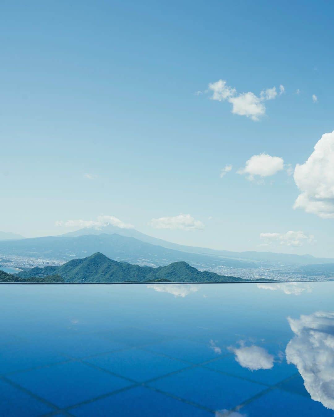Sherryさんのインスタグラム写真 - (SherryInstagram)「ㅤㅤㅤㅤㅤㅤㅤㅤㅤㅤㅤㅤㅤ ㅤㅤㅤㅤㅤㅤㅤㅤㅤㅤㅤㅤㅤ 伊豆に温泉旅行にいって 帰りに碧テラスに行ってきました🗻 ㅤㅤㅤㅤㅤㅤㅤㅤㅤㅤㅤㅤㅤ ちょっとだけ雪を被った富士山と 気持ちのいい青空と 白い雲と☁️ ㅤㅤㅤㅤㅤㅤㅤㅤㅤㅤㅤㅤㅤㅤㅤㅤㅤㅤㅤㅤㅤㅤㅤㅤㅤㅤ ロープーウェイの先にこんなに広い場所があるなんて びっくりした！✨ 時間があったらもっとゆっくりまわったのになぁ🥺🤍 ㅤㅤㅤㅤㅤㅤㅤㅤㅤㅤㅤㅤㅤ --------------------------------------- 📍 #碧テラス #伊豆パノラマパーク  🐾 伊豆長岡駅からバスで約15分 🏷️ #sherry_shizuoka #sherry_travelphoto  　#静岡旅行 #shizuoka #温泉旅行 #修善寺温泉 #修善寺  ---------------------------------------」5月26日 21時02分 - sherry_1113