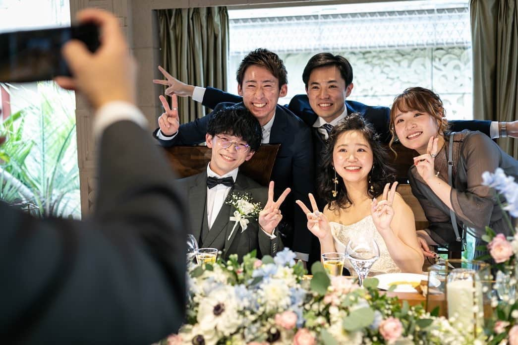 アルカンシエル南青山さんのインスタグラム写真 - (アルカンシエル南青山Instagram)「【披露宴レポ】 ・ 結婚式で1番のフォトスポットが メインテーブルでの写真撮影✨ こだわったお花と共に撮影する 写真はふたりの宝物のshotに！ ・ おふたりのちかくにいっていつもの笑顔とポーズで1枚📸 ・ 今日は来てくれてありがとうの気持ちを 直接お伝えします！  ................................... 南青山で🌱光×水×緑🌿 を感じられる結婚式場🕊✴︎ . 『感謝を、式のまんなかに。』をテーマに 自然体で感謝が伝わる結婚式の事例を紹介💛 . 👇🏻をタップ🌈👣 @arcenciel.minamiaoyama . 会場は感染症対策を施しておりますのでご安心ください ...................................... #メインテーブル装花  #高砂装花  #メインテーブルコーディネート #メインテーブルフラワー  #披露宴レポ  #披露宴レポート  #アルカンシエル #アルカンシエル南青山 #アルカン花嫁 #東京花嫁 #東京プレ花嫁 #東京ウェディング #東京結婚式 #表参道花嫁 #表参道プレ花嫁 #表参道ウェディング #表参道結婚式 #ナチュラルウェディング #コロナに負けるな #結婚式をあきらめない #日本中のプレ花嫁さんと繋がりたい #感謝を式のまんなかに #2023夏婚 #2023秋婚 #2023冬婚 #2024春婚」5月26日 21時03分 - arcenciel.minamiaoyama