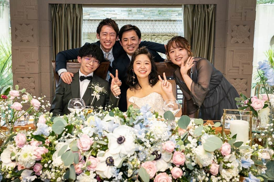 アルカンシエル南青山さんのインスタグラム写真 - (アルカンシエル南青山Instagram)「【披露宴レポ】 ・ 結婚式で1番のフォトスポットが メインテーブルでの写真撮影✨ こだわったお花と共に撮影する 写真はふたりの宝物のshotに！ ・ おふたりのちかくにいっていつもの笑顔とポーズで1枚📸 ・ 今日は来てくれてありがとうの気持ちを 直接お伝えします！  ................................... 南青山で🌱光×水×緑🌿 を感じられる結婚式場🕊✴︎ . 『感謝を、式のまんなかに。』をテーマに 自然体で感謝が伝わる結婚式の事例を紹介💛 . 👇🏻をタップ🌈👣 @arcenciel.minamiaoyama . 会場は感染症対策を施しておりますのでご安心ください ...................................... #メインテーブル装花  #高砂装花  #メインテーブルコーディネート #メインテーブルフラワー  #披露宴レポ  #披露宴レポート  #アルカンシエル #アルカンシエル南青山 #アルカン花嫁 #東京花嫁 #東京プレ花嫁 #東京ウェディング #東京結婚式 #表参道花嫁 #表参道プレ花嫁 #表参道ウェディング #表参道結婚式 #ナチュラルウェディング #コロナに負けるな #結婚式をあきらめない #日本中のプレ花嫁さんと繋がりたい #感謝を式のまんなかに #2023夏婚 #2023秋婚 #2023冬婚 #2024春婚」5月26日 21時03分 - arcenciel.minamiaoyama