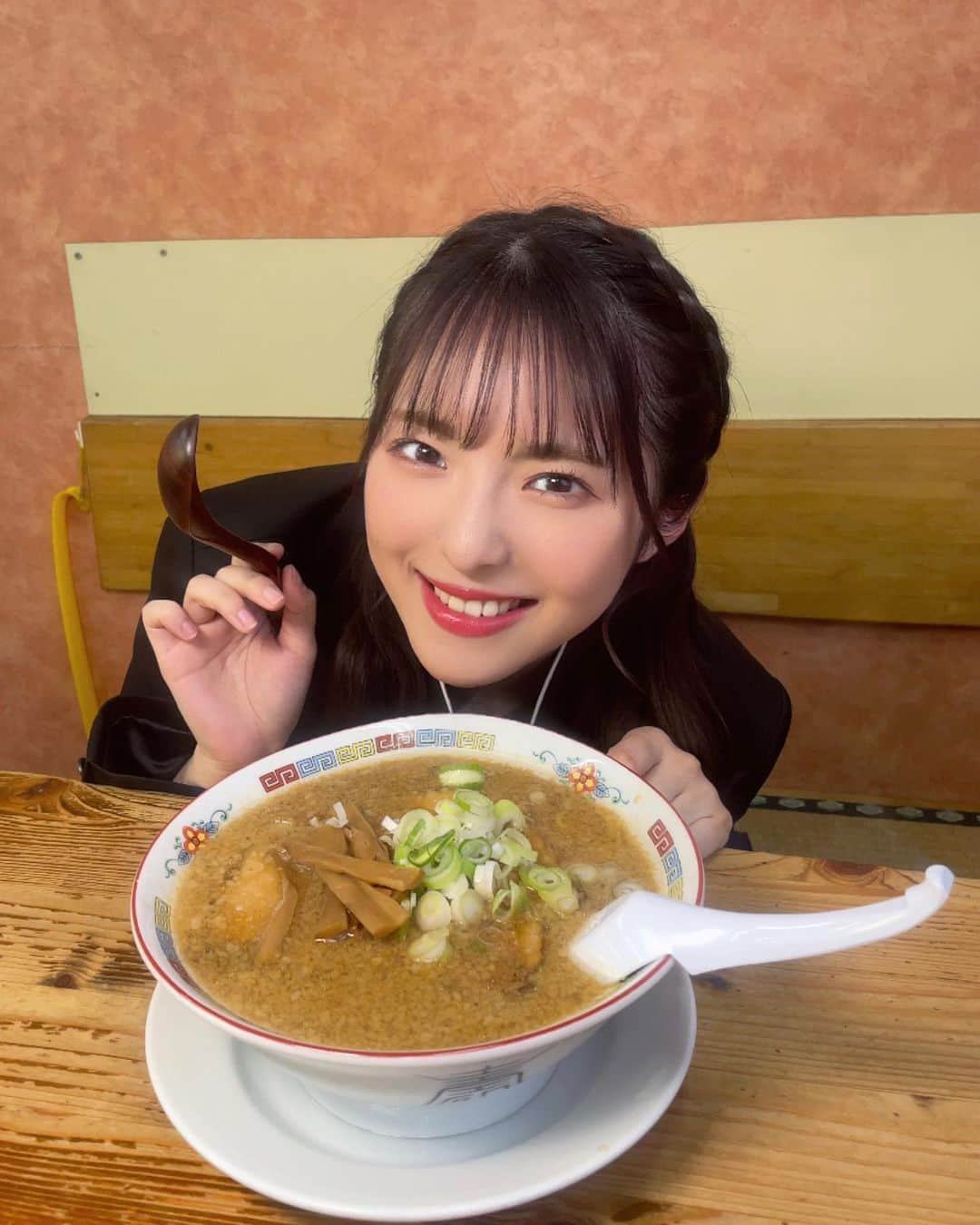 大塚七海さんのインスタグラム写真 - (大塚七海Instagram)「長岡市宮内にあるらーめんの土佐屋🍜  たっぷり背脂とおっきなチャーシューが最高でした😚  スープが麺に染み染みだった〜〜🥺❤️  #嗚呼NGT48らーめん部 #NGT48らーめん部　#らーめんの土佐屋　さん　#土佐屋　#長岡　#長岡ラーメン　#新潟グルメ　#新潟ラーメン　#なな麺　#ラーメン #らーめん  #ラー活 #麺活 #麺スタグラム #麺 #ラーメン大好き #ラーメン巡り #ラーメンインスタグラム #ラーメン好きな人と繋がりたい #拉麺 #라면 #ramen #japanesefood #foodstagram #instafood #foodstagram #foodphotography #noodles #noodle」5月26日 21時04分 - otsuka773_ngt48