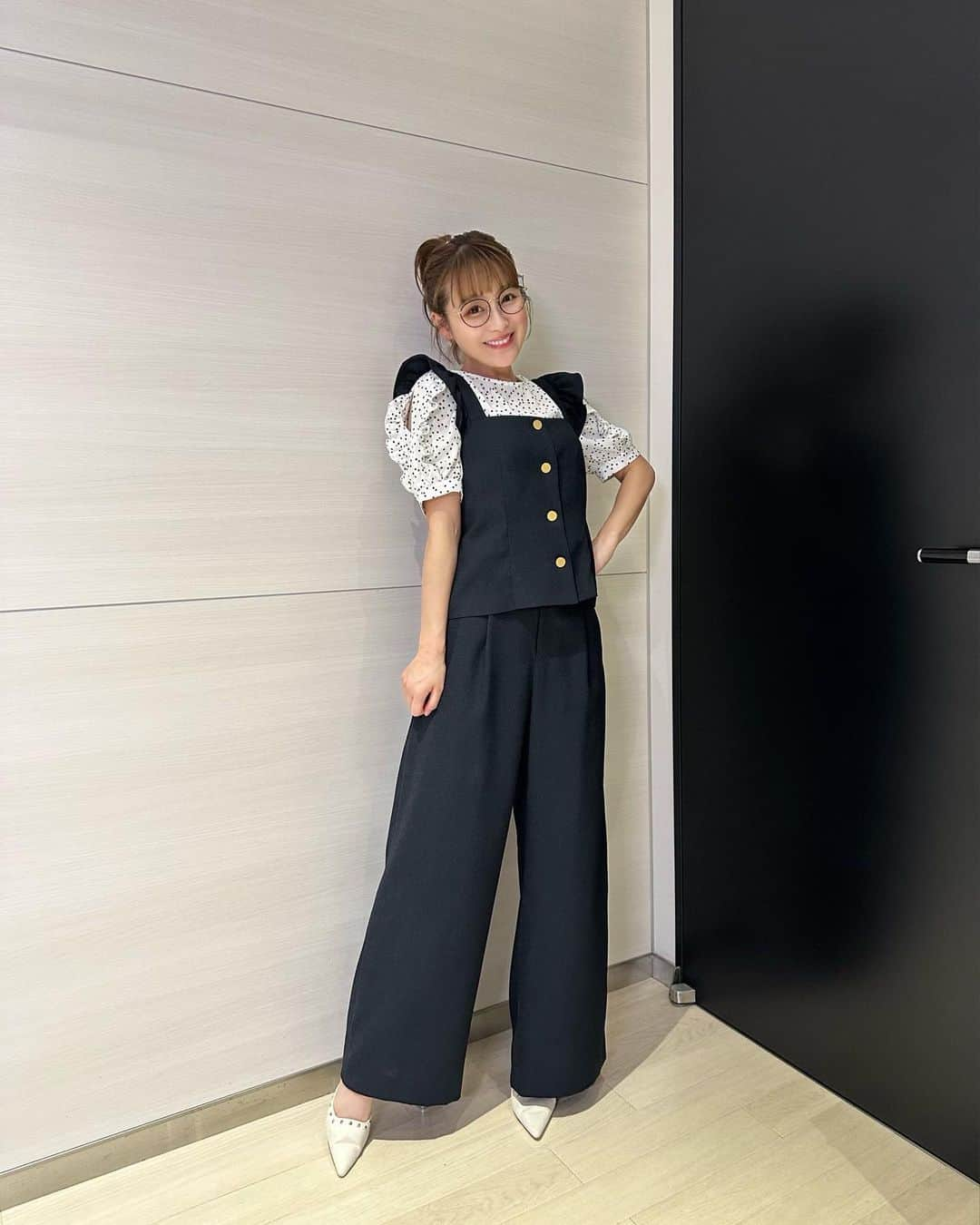 鈴木奈々のインスタグラム：「今日のコーデです😊 トップス.ビスチェ.パンツ @la_boutique_bonbon_official  #テレビ衣装」