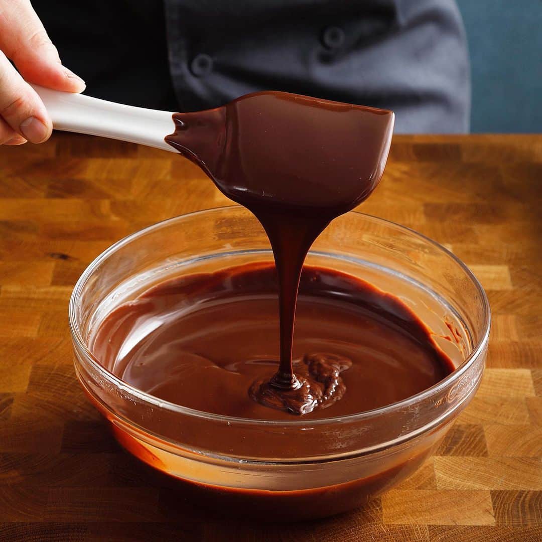 eguchikazuakiのインスタグラム：「【クッキーと生チョコを挟む】  おウチで作るチョコレートレシピ 難しいのは分離しないように どうしたらいいんだ！ って話。 ・なんか油が浮いてる ・ザラザラした舌触り これは分離している、気が付かない場合もある  これはチョコレートに入る水分量がポイント 鍋で生クリームを沸かす →水分が蒸発し鍋にも残る 私のやり方はラップしてチン なんならチョコに冷たいまま入れてラップしてチン  おウチレシピでも失敗させない 工夫を散りばめています  レシピはこちら ↓↓ ◆クッキー生地 薄力粉 200g ココアパウダー 40g 粉糖 80g 無つ塩バター 120g 卵 1個 ◆ガナッシュクリーム ビターチョコレート67% 360g 無塩バター 40g 生クリーム35% 290g ◆任意 ビターチョコレート67％　適量  1年以上前に考えたレシピだけど基本は変わりません ガナッシュにバター入れなくてもいいかも  ツヤツヤで滑らかなガナッシュクリームを作って見てください クッキーをサクサクに保つ方法も紹介しました  詳しい作り方は動画を見てください そして手元に1冊欲しい書籍 【とんでもないお菓子作り】 まだの方はAmazonや書店で遠慮なく買ってください👋🏻  #ganache #sand #cookie #cookies #cookierecipe #chocolaterecipe #easyrecipes #chocolatecake #ganachecake #simple #simplecake #patissier #chocolatier #chocolategift」