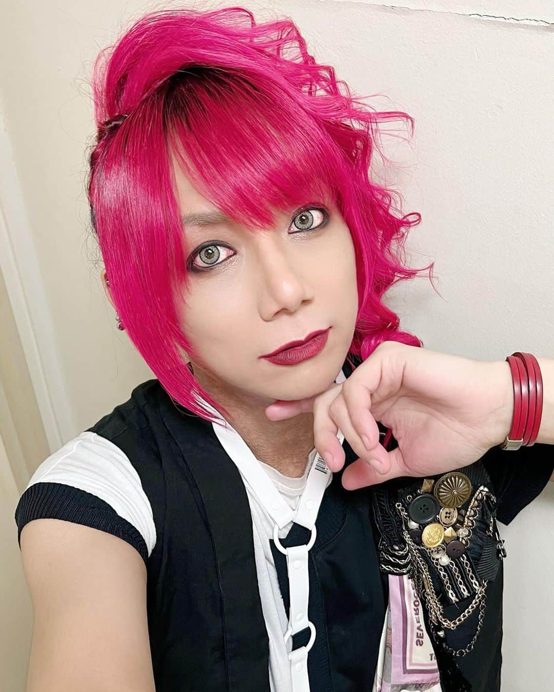 靖乃のインスタグラム：「皆様、川崎での昨日のライブもありがとうございました‼️ パフォーマンスに全振りした演奏によりスティックが芸術的な裂け方になったりしましたがめっちゃ楽しかったです🌹  6/2のアコースティックもお楽しみに✨  #靖乃 #ハイダンシークドロシー #淡路島 #ピン毛」