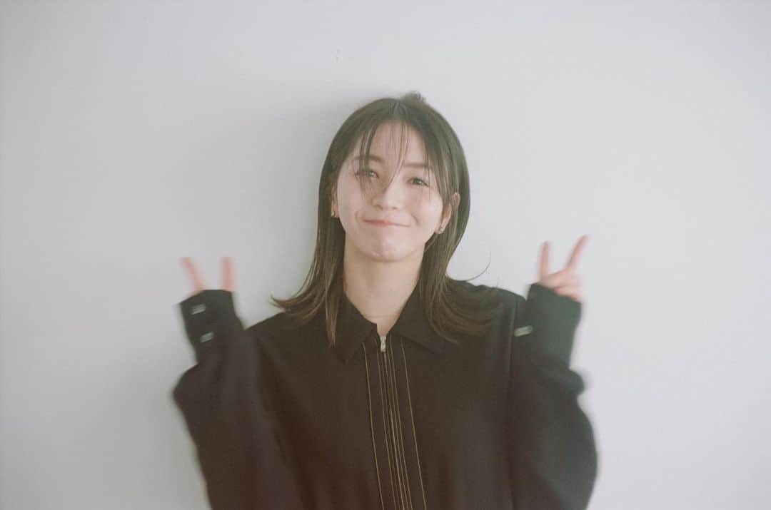 傳谷英里香のインスタグラム：「. 「はい、これでおわり」と言われた締めの1枚。  おどけてしまう癖が。全然締まってない🫥🫥」