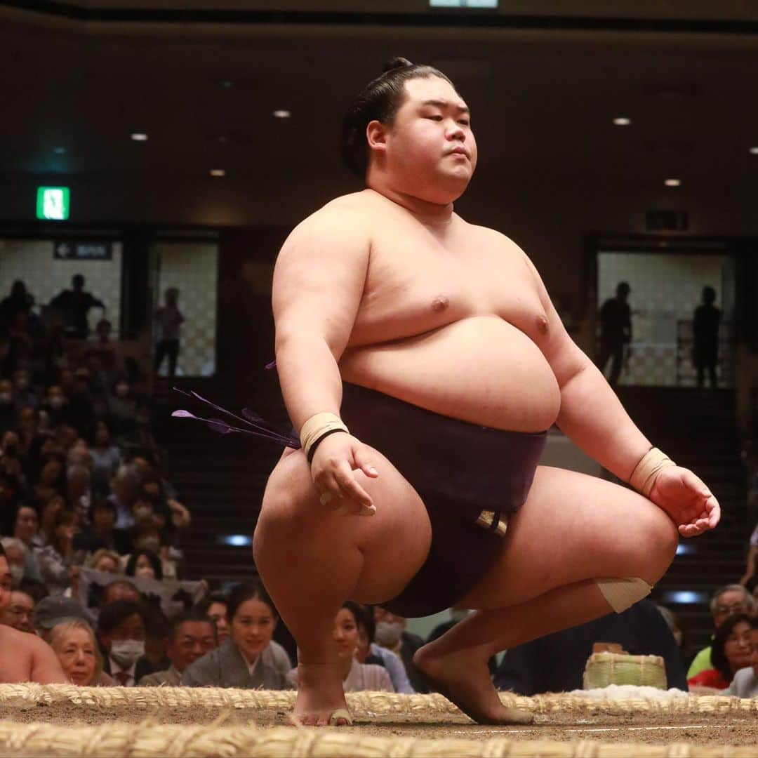 日本相撲協会さんのインスタグラム写真 - (日本相撲協会Instagram)「大相撲五月場所十三日目！  白熱する優勝争い！ 1敗　#照ノ富士 2敗　#霧馬山 3敗　#朝乃山  #sumokyokai  #大相撲 #sumo #相撲 #力士 #お相撲さん #japanphoto #sumowrestlers #japanculture  #満員御礼　#国技館　#両国国技館　#五月場所　#夏場所　#剣翔　#若元春　#大栄翔　#平戸海　#豊昇龍　#明生　#貴景勝」5月26日 21時09分 - sumokyokai