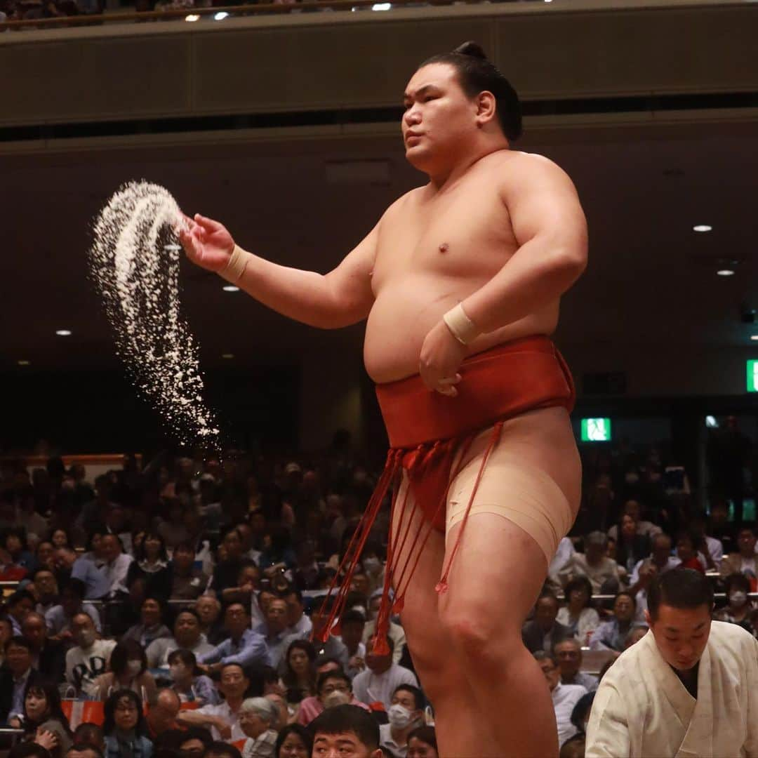 日本相撲協会さんのインスタグラム写真 - (日本相撲協会Instagram)「大相撲五月場所十三日目！  白熱する優勝争い！ 1敗　#照ノ富士 2敗　#霧馬山 3敗　#朝乃山  #sumokyokai  #大相撲 #sumo #相撲 #力士 #お相撲さん #japanphoto #sumowrestlers #japanculture  #満員御礼　#国技館　#両国国技館　#五月場所　#夏場所　#剣翔　#若元春　#大栄翔　#平戸海　#豊昇龍　#明生　#貴景勝」5月26日 21時09分 - sumokyokai