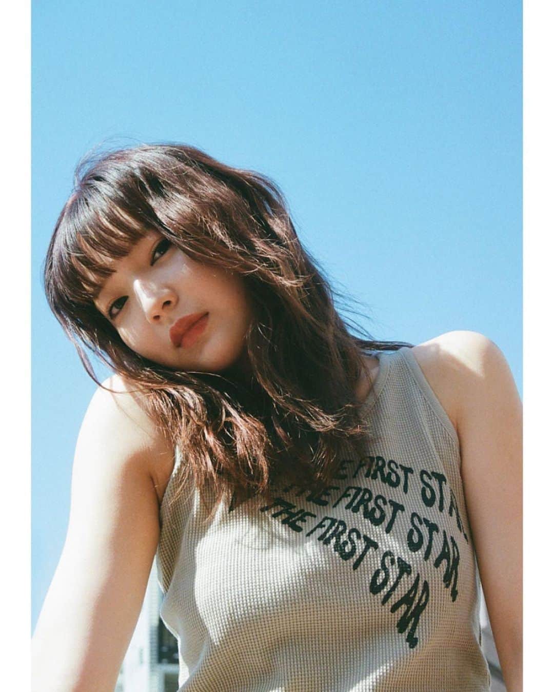 のインスタグラム：「My work🩵🩵🩵  #Repost @laguagem ・・・ ㅤㅤㅤㅤㅤㅤㅤㅤㅤㅤㅤㅤㅤ 23SS STREET SNAP Vol.2  MEI TANAKA ( @mei_tnk ) MODEL：163cm ㅤㅤㅤㅤㅤㅤㅤㅤㅤㅤㅤㅤㅤ photographer @asmnbok 📸 —————————————————— ♦️WAFFLE PRINT TANK TOP No.510GSM90-2300 BLK,BRN,BEG ¥4,400 (tax in) ※6月発売予定 —————————————————— #LAGUAGEM #ラグアジェム #LAGUA_SNAP」