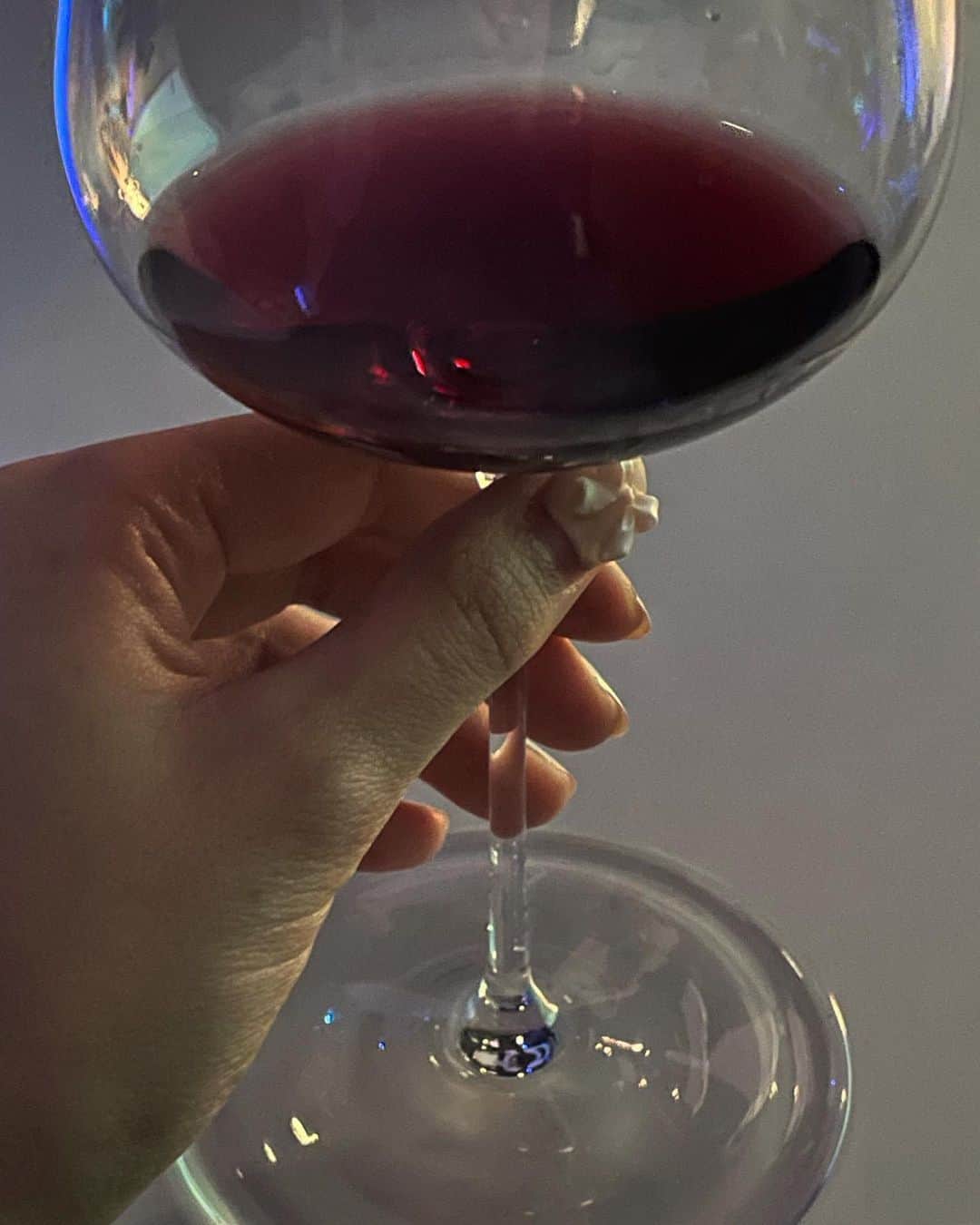 菅沼ゆり（ゆりっぱ）さんのインスタグラム写真 - (菅沼ゆり（ゆりっぱ）Instagram)「楽しかった夜👭🏻  ワインのインポーターブランド モトックス @mottox_official の 初イベントにご招待頂きまして 世界各地のワインを音楽と楽しむという 新しいペアリング🎧を体験してきたよ  よく耳にするのは食事やスイーツとだけど モトックスは音楽とペアリングするという素敵な企画。  ワインのイメージに合わせながら 曲調が変わり4種のピノ・ノワールを頂ける贅沢メニュー。  緊張しつつも一晩で様々な種類を飲めることなんてないから大好きなワインを目の前に心躍る  私は🇩🇪と🇳🇿が好みだったな...❤︎  #Mottox #モトックス #MottoxMusicHour #モトックスミュージックアワー」5月26日 21時13分 - yurippa93