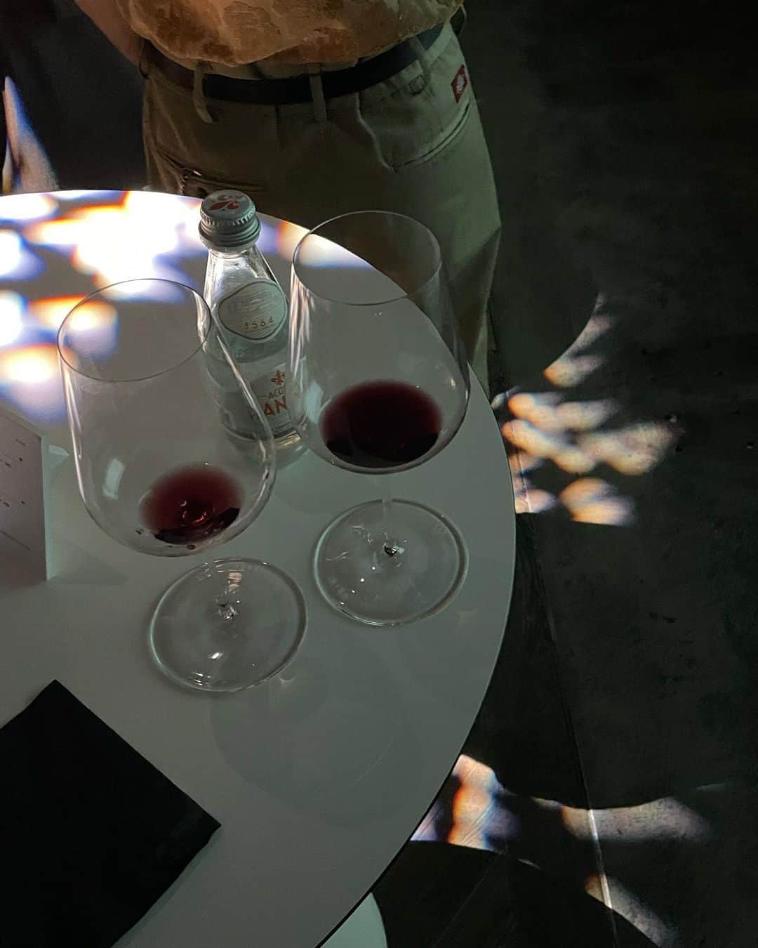 菅沼ゆり（ゆりっぱ）さんのインスタグラム写真 - (菅沼ゆり（ゆりっぱ）Instagram)「楽しかった夜👭🏻  ワインのインポーターブランド モトックス @mottox_official の 初イベントにご招待頂きまして 世界各地のワインを音楽と楽しむという 新しいペアリング🎧を体験してきたよ  よく耳にするのは食事やスイーツとだけど モトックスは音楽とペアリングするという素敵な企画。  ワインのイメージに合わせながら 曲調が変わり4種のピノ・ノワールを頂ける贅沢メニュー。  緊張しつつも一晩で様々な種類を飲めることなんてないから大好きなワインを目の前に心躍る  私は🇩🇪と🇳🇿が好みだったな...❤︎  #Mottox #モトックス #MottoxMusicHour #モトックスミュージックアワー」5月26日 21時13分 - yurippa93