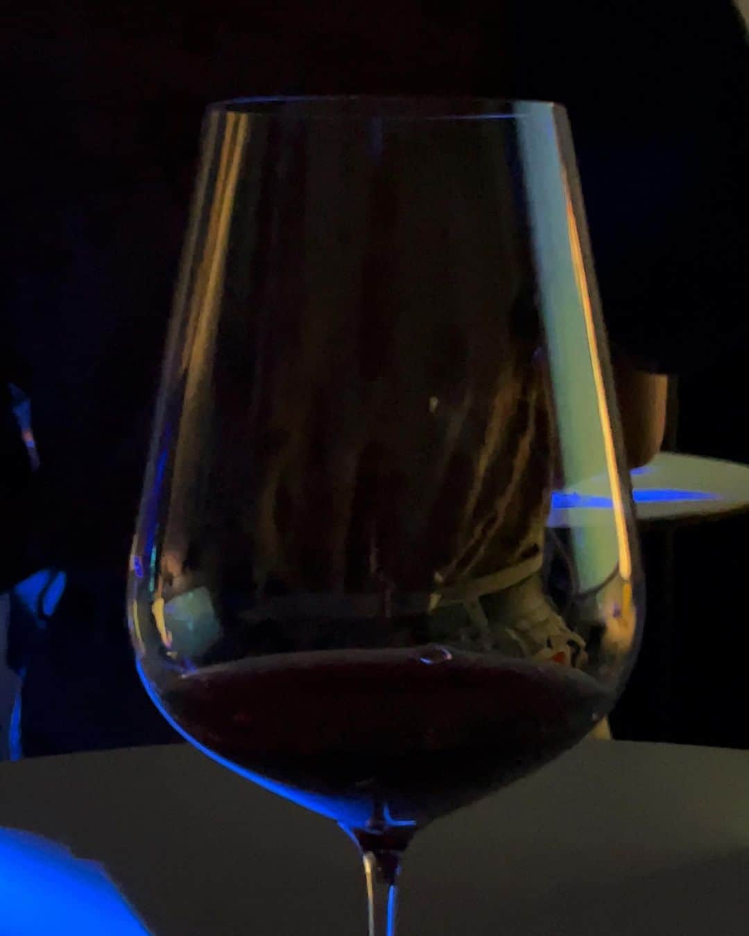 菅沼ゆり（ゆりっぱ）のインスタグラム：「楽しかった夜👭🏻  ワインのインポーターブランド モトックス @mottox_official の 初イベントにご招待頂きまして 世界各地のワインを音楽と楽しむという 新しいペアリング🎧を体験してきたよ  よく耳にするのは食事やスイーツとだけど モトックスは音楽とペアリングするという素敵な企画。  ワインのイメージに合わせながら 曲調が変わり4種のピノ・ノワールを頂ける贅沢メニュー。  緊張しつつも一晩で様々な種類を飲めることなんてないから大好きなワインを目の前に心躍る  私は🇩🇪と🇳🇿が好みだったな...❤︎  #Mottox #モトックス #MottoxMusicHour #モトックスミュージックアワー」