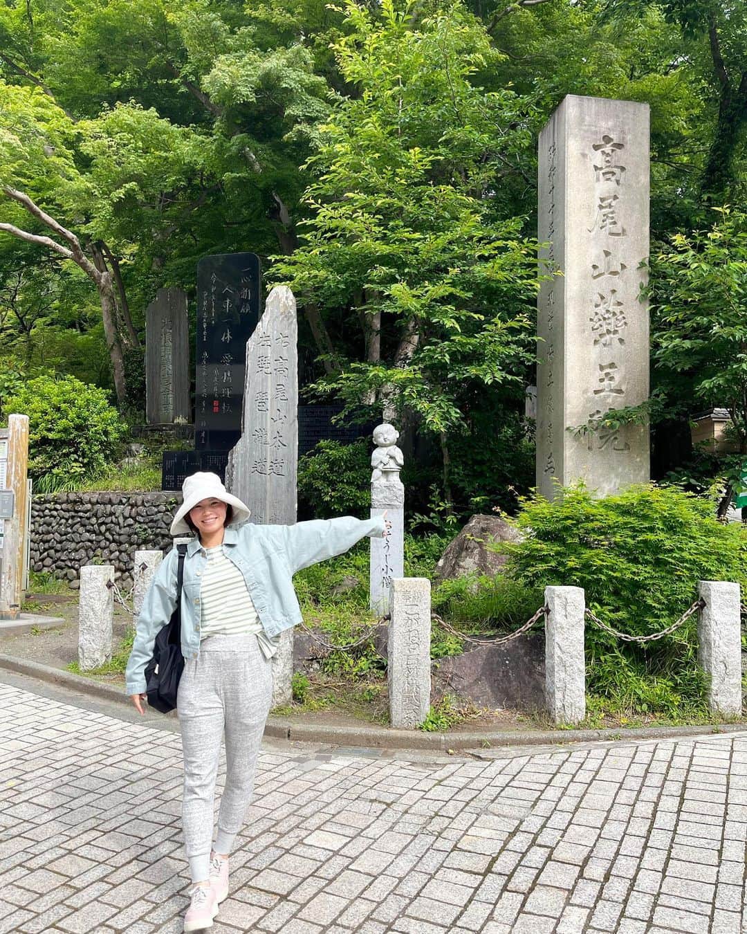 尾崎里紗のインスタグラム：「今日は朝から高尾山に登ってきました⛰️ 空気が澄んでいたので涼しくてすごく気持ちよかったです！ 夏用にネットで買った帽子、ツバがかなり大きかったけど…紫外線対策にはバッチリだからok👌🏻笑 ⁡ 途中野生のアナグマに遭遇！ 私たちがいるの気付くのが遅くて、ちょっと鈍感なアナグマが可愛かった🦡 ⁡ ⁡ 下りのリフトは最高♪ ⁡ ⁡」