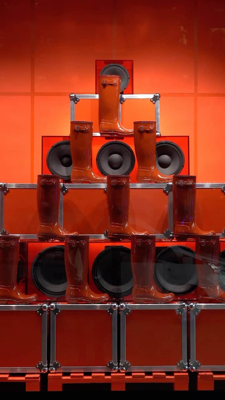 ハンターブーツのインスタグラム：「Hunter has arrived at Selfridges 🔈 Check out our new window display celebrating the start of festival season by the main entrance if you’re in London.   Capture by @david___watkins   Shop our red gloss boot and all of your festival essentials at the link in bio.   #HunterOriginals #HunterFestivals」