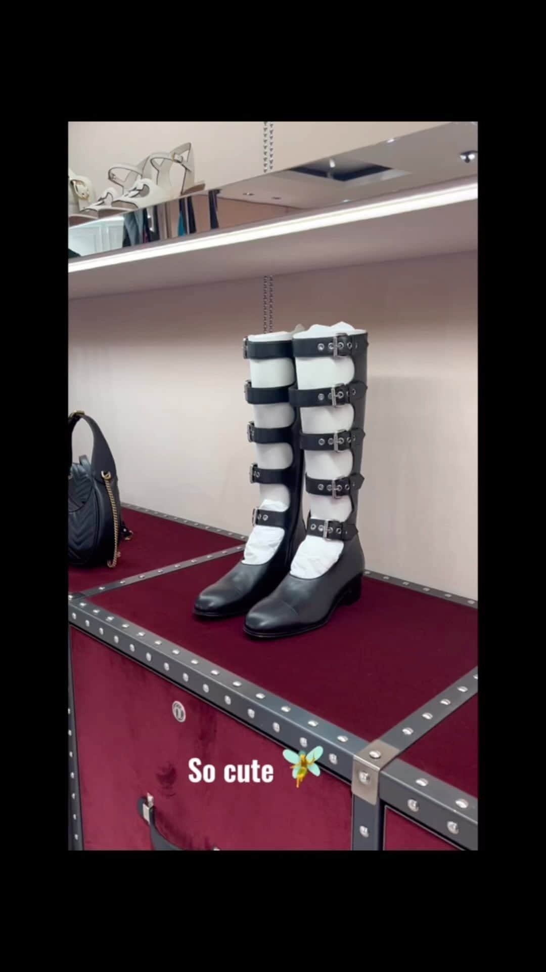 小藪奈央のインスタグラム：「Shoes shopping in Paris 🇫🇷🤍 Merci @ayamiokura for helping me」