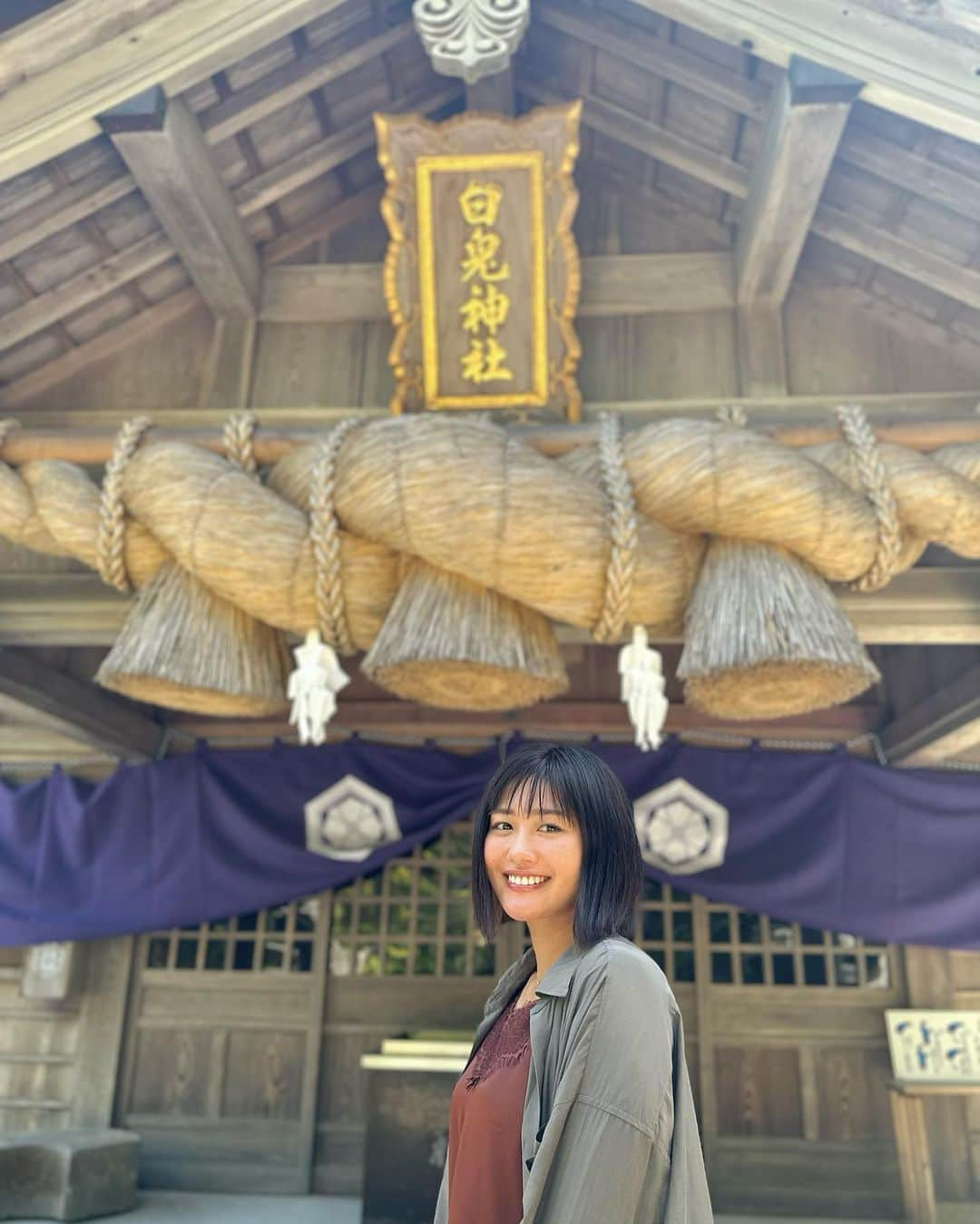 秋吉織栄（宮内かれん）のインスタグラム：「全国神社巡り🙏✨  ⛩️ 『白兎神社』🐇  毎月数回必ずどこかの神社へ お参りに行きます。  御朱印集めは最近始めたんですが かなり順調に集まってます♡♡  ただ。。 白兎さん、、、 何故か時間になっても 社務所が開かず…🥺🥺🥺  仕方なく空港に向かいました😢 今年の干支卯年という事もあり 2回目の訪問でしたが残念🐰  今年のうちに もう一度行けるかな🤔  #白兎神社 #鳥取  #島根観光 #旅行 #trip  #神社巡り #⛩️ #旅の記録  #女子旅 #弾丸トラベラー  #japan#日本旅行　#日本の風景  #beautifuljapan #shrine」