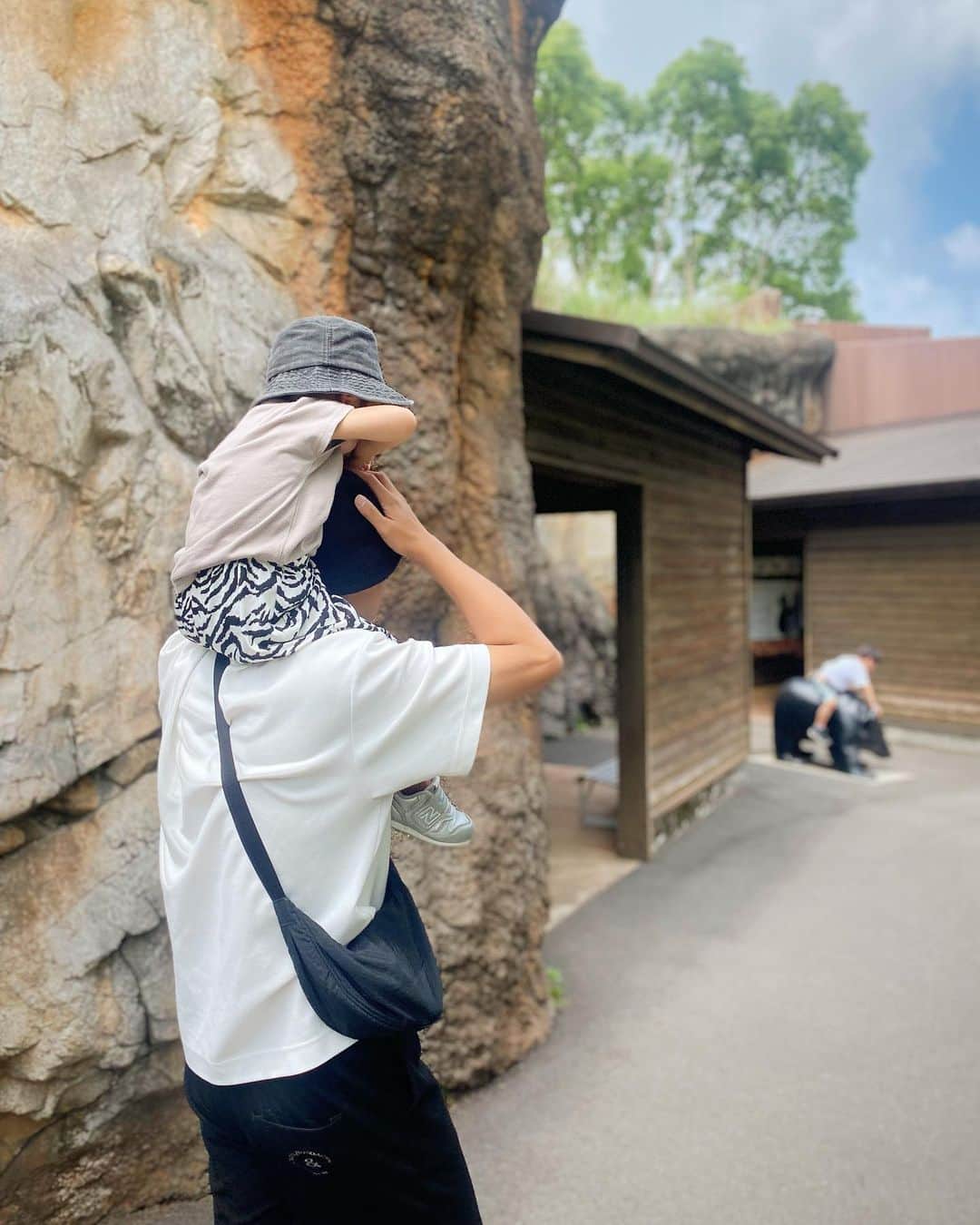 鬼辻麻衣さんのインスタグラム写真 - (鬼辻麻衣Instagram)「🦒  いつ行っても見応えのある平川動物園。 久しぶりの動物園にケイも楽しそうやった☺️  今回はマントヒヒの生態が1番気になって 滞在時間1番長かったな🐒 また行くの楽しみ🌿」5月26日 21時20分 - kitsumai