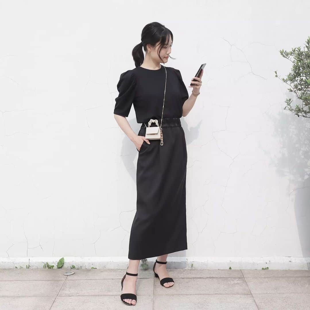 Eri Satoのインスタグラム：「【black×ivoryコーデ】 · tops: @unfilo_official skirt: @euclaid_official · 久しぶりにモノトーンコーデ🐼 トップスは @unfilo_official マルチエフェクト　ボリュームスリーブTシャツ ブラックのMサイズを着てます ボリュームスリーブって強そうに見えて着たことなかったんだけど Tシャツなのでほどよくラフで良い感じ💕 フレアースカートだと可愛すぎるから ペンシル型で👌 · こちらなんと汗ジミが目立たない&吸水速乾のある素材。 5色展開だよ！ アンフィーロは高機能なお洋服が多くて 色々気になっちゃう💓 · · 【✔RED CROSS DAY✔】 5/26(金)12:00〜5/29(月)11:59 · プロパー対象（予約·セール対象外） （税込）1万円以上7%、2万円以上10%、4万円以上12%、6万円以上15%OFF👀✨ · · 最近新規のお仕事の打診が多くてとっても嬉しい🥺✨ 色々決まるといいな😌🎶 1ヶ月が30日じゃ足りないわ · · #UNFILO#アンフィーロ#着回し#高コスパ#オンワード#洗える#きれいめカジュアル#春コーデ#夏コーデ#Tシャツコーデ#汗ジミ#スカートコーデ#高身長コーデ#ママコーデ#きれいめコーデ #locari#partegram#カジュアル」