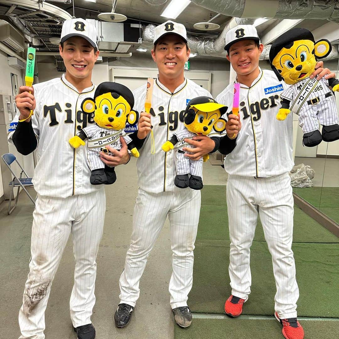 阪神タイガースさんのインスタグラム写真 - (阪神タイガースInstagram)「今日のヒーローはプロ初勝利をあげた桐敷選手と、同点・逆転打で桐敷選手に初勝利をプレゼントした森下選手、木浪選手です！ #今日のヒーロー  #桐敷拓馬 選手 #プロ初勝利  #森下翔太 選手 #木浪聖也 選手 #阪神タイガース  #大阪タイガース  #伝統の一戦  #ARE」5月26日 21時24分 - hanshintigers_official