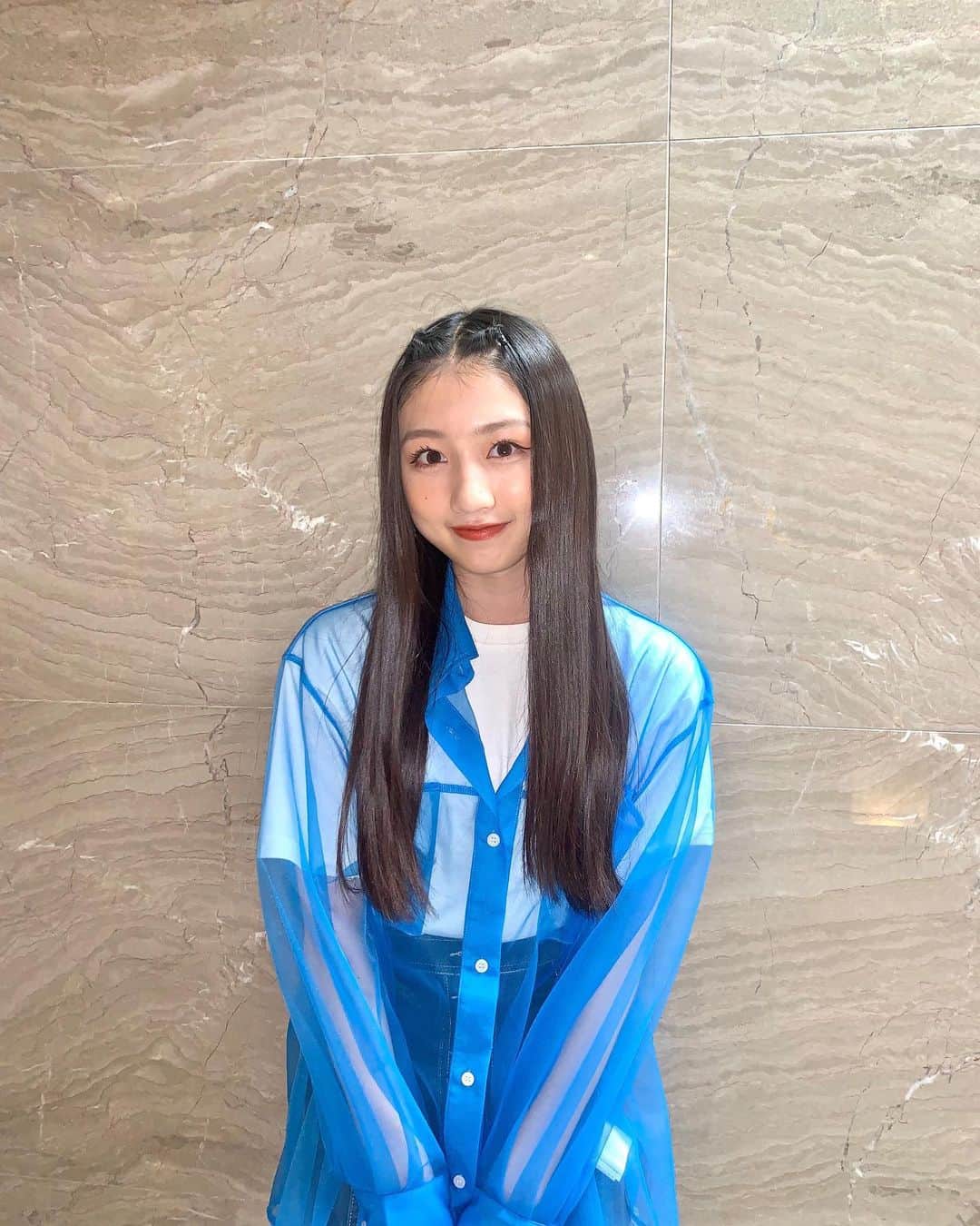 塩月希依音のインスタグラム：「💙  実はいつもと少し違うヘアアレンジ🤫  #ヘア#ヘアアレンジ #前髪#前髪アレンジ #ブルー#blue #シースルー#シースルートップス #jk#ljk #05#05년생 #05line」