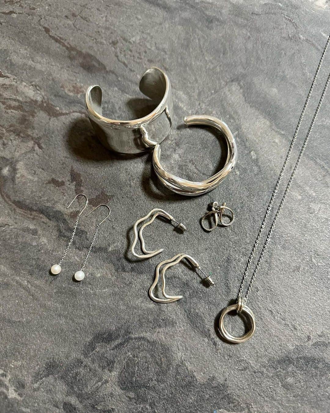 のインスタグラム：「silver accessories🩶  1年くらいまでsilverのアクセサリーを一つも持っていなかったけれど、少しずつ増えました。 goldの華やかな雰囲気とはまた違って、優しい輝きで爽やかに身につけることができるsilverもいいものですね😌  #silverjewelry #silveraccessory」