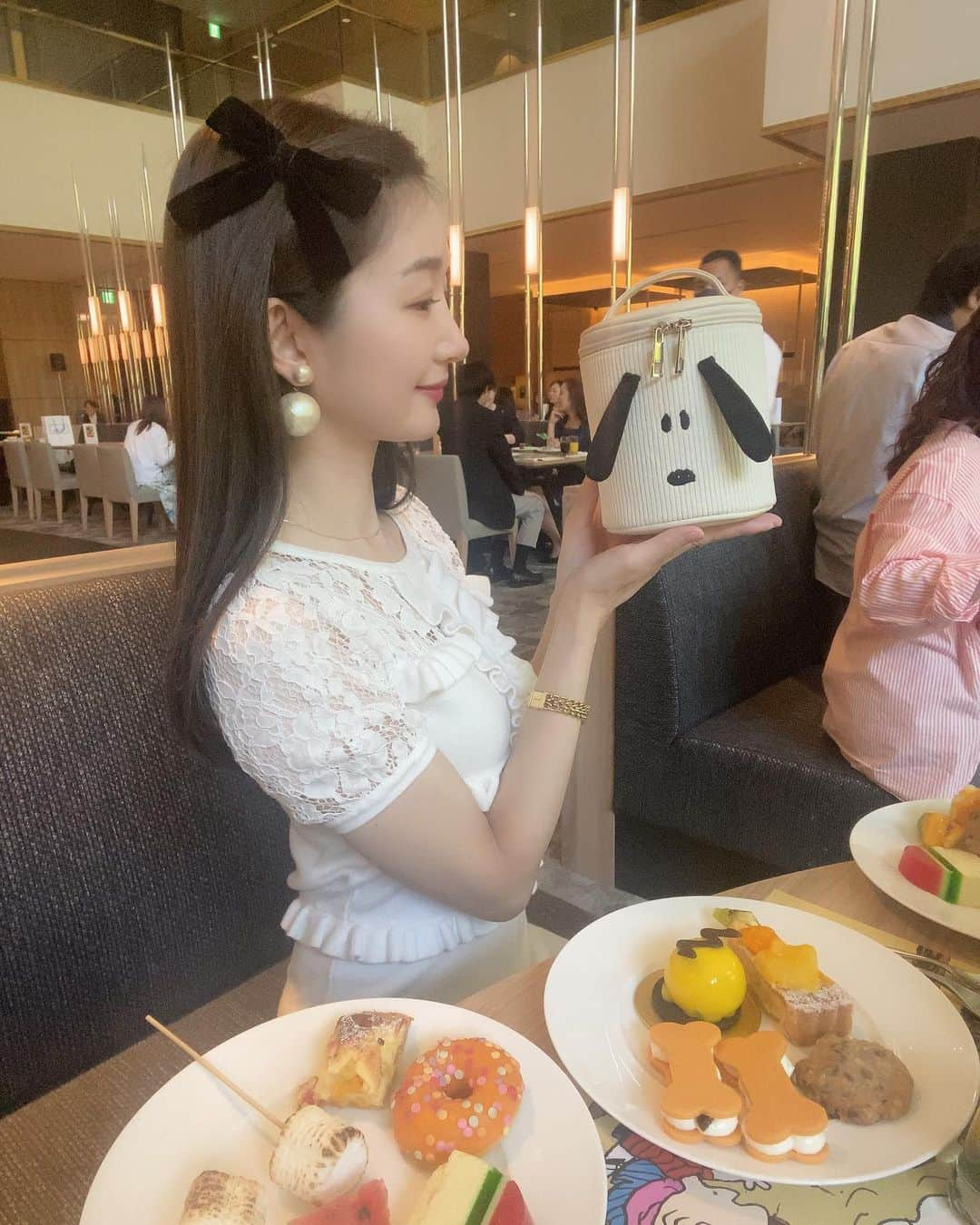 奈々子さんのインスタグラム写真 - (奈々子Instagram)「スヌとお出かけ🐾 @hiltonnagoya で5/25からスタートした #スヌーピースイーツビュッフェ のレセプションへ♪ スヌーピーコラボのスイーツが盛りだくさんで、どれもホテルクオリティーの美味しさ✨とても豪華なスイーツビュッフェです♡  🦴シルエットのクッキーは、クリームたっぷりのレーズンサンド♡ ケーキ以外にもフルーツ水ようかん等夏スイーツも楽しめます☀️ 焼きマシュマロも美味しくて写真映えバッチリなのでオススメ❣️  5/25〜8/23 木〜日・祝日 開催 15:00〜17:00  ※8/10〜820 お盆期間は毎日開催  スヌーピーコラボのアフタヌーンティーは毎日開催なのでこちらも要チェックです🫖  この日のレセプションではシークレットゲストで登場したスヌ🐾 感動の対面はストーリーに残します♡  #pr #ヒルトン名古屋 #ヒルトンスイーツ #スヌーピー #スヌ活 #スヌーピーコラボ #スヌーピーヘア」5月26日 21時24分 - nanako__official