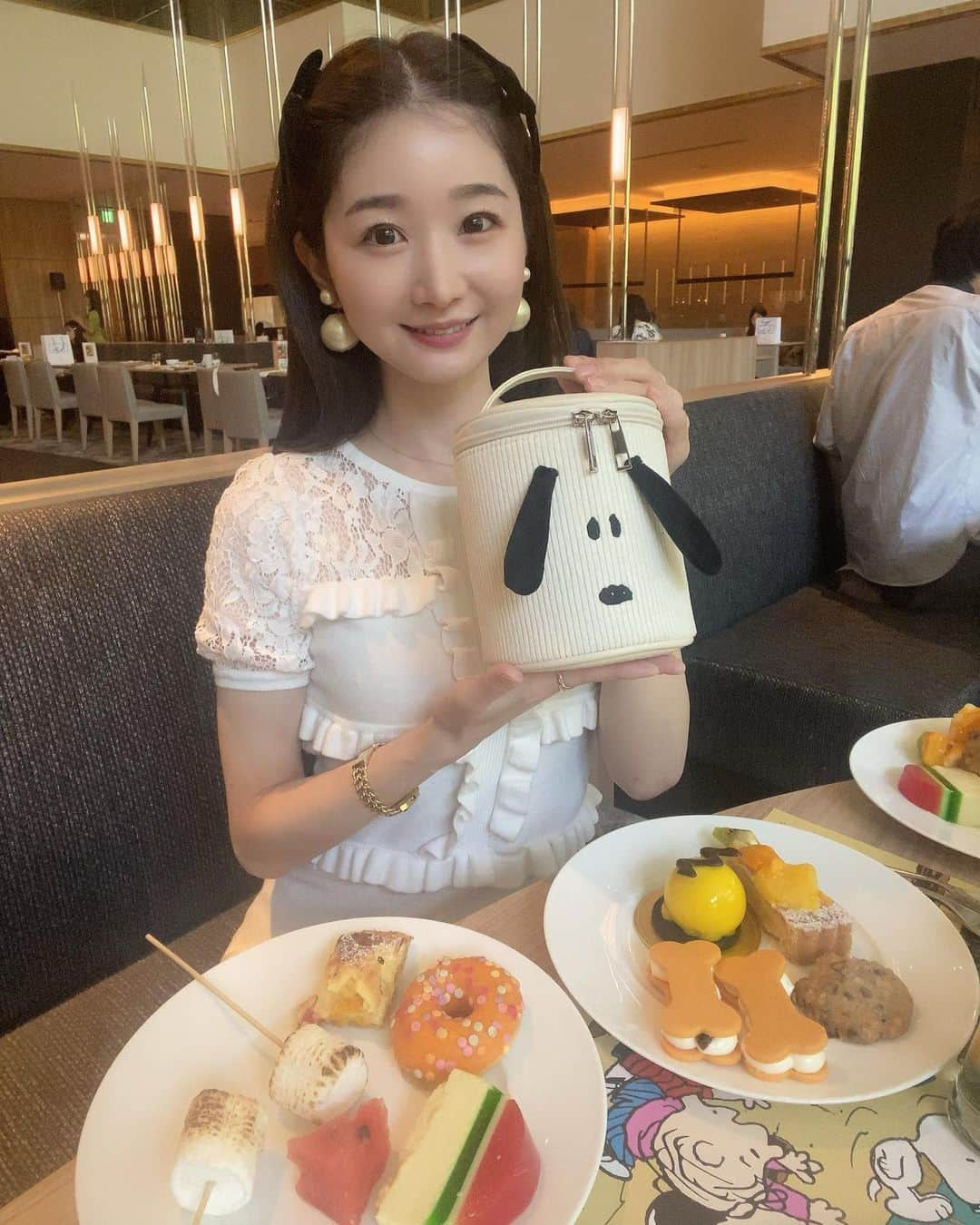 奈々子さんのインスタグラム写真 - (奈々子Instagram)「スヌとお出かけ🐾 @hiltonnagoya で5/25からスタートした #スヌーピースイーツビュッフェ のレセプションへ♪ スヌーピーコラボのスイーツが盛りだくさんで、どれもホテルクオリティーの美味しさ✨とても豪華なスイーツビュッフェです♡  🦴シルエットのクッキーは、クリームたっぷりのレーズンサンド♡ ケーキ以外にもフルーツ水ようかん等夏スイーツも楽しめます☀️ 焼きマシュマロも美味しくて写真映えバッチリなのでオススメ❣️  5/25〜8/23 木〜日・祝日 開催 15:00〜17:00  ※8/10〜820 お盆期間は毎日開催  スヌーピーコラボのアフタヌーンティーは毎日開催なのでこちらも要チェックです🫖  この日のレセプションではシークレットゲストで登場したスヌ🐾 感動の対面はストーリーに残します♡  #pr #ヒルトン名古屋 #ヒルトンスイーツ #スヌーピー #スヌ活 #スヌーピーコラボ #スヌーピーヘア」5月26日 21時24分 - nanako__official