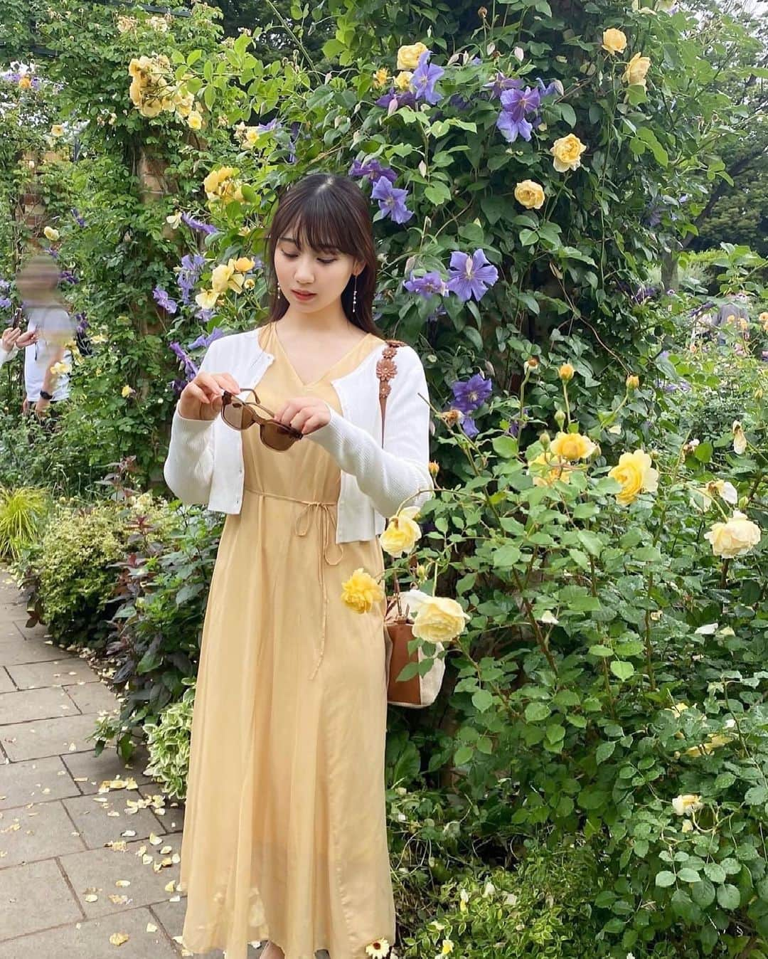 大場あゆみさんのインスタグラム写真 - (大場あゆみInstagram)「⁡ ⁡ バラを見に横浜元町へ💐 ⁡ 横浜ローズウィークいつも楽しみにしていて 毎年この時期に街歩きしに行きます ⁡ 雨の日の後で散っていないか心配だったけど、 無事綺麗なバラを沢山見れて大満足です☺️ ⁡ ⁡ ⁡ ⁡ ⁡ ⁡ ⁡ ⁡ ⁡ ⁡ ⁡ 𓂃𓂃𓂃𓂃𓂃𓂃𓂃𓂃𓂃𓂃𓂃𓂃𓂃𓂃𓂃𓂃𓂃𓂃 ⁡ ⁡ この日の時計とサングラスは @nordgreenofficial  ⁡ 15%offになるクーポンコードをいただきました！ クーポンコード💳 ···▸【OBA】 ⁡ プロフィールのURL、ハイライトからも ぜひチェックしてみてください☺️ ⁡ 𓂃𓂃𓂃𓂃𓂃𓂃𓂃𓂃𓂃𓂃𓂃𓂃𓂃𓂃𓂃𓂃𓂃𓂃 ⁡ ⁡ sunglasses： Gotland / Transparent Brown  ⁡ watch :  Native ローズゴールド/ サンレイクリスタルダイヤル/5リンクブレス / 32mm ⁡ ⁡ ⁡ ⁡ ⁡ ⁡ ⁡ ⁡ ⁡ ⁡ ⁡ ⁡ #nordgreen #denmark #sustainable #sustainability #sustainablefashion #watch #pinkgold #fashion #beauty #bracelet #sunglasses #accessory #ノードグリーン #腕時計 #サステナブル #サステナビリティ #時計 #ギフト #プレゼント #ゴールド #ブレスレット #イヤリング #ユニセックス #サングラス」5月26日 21時24分 - ayumi__oba