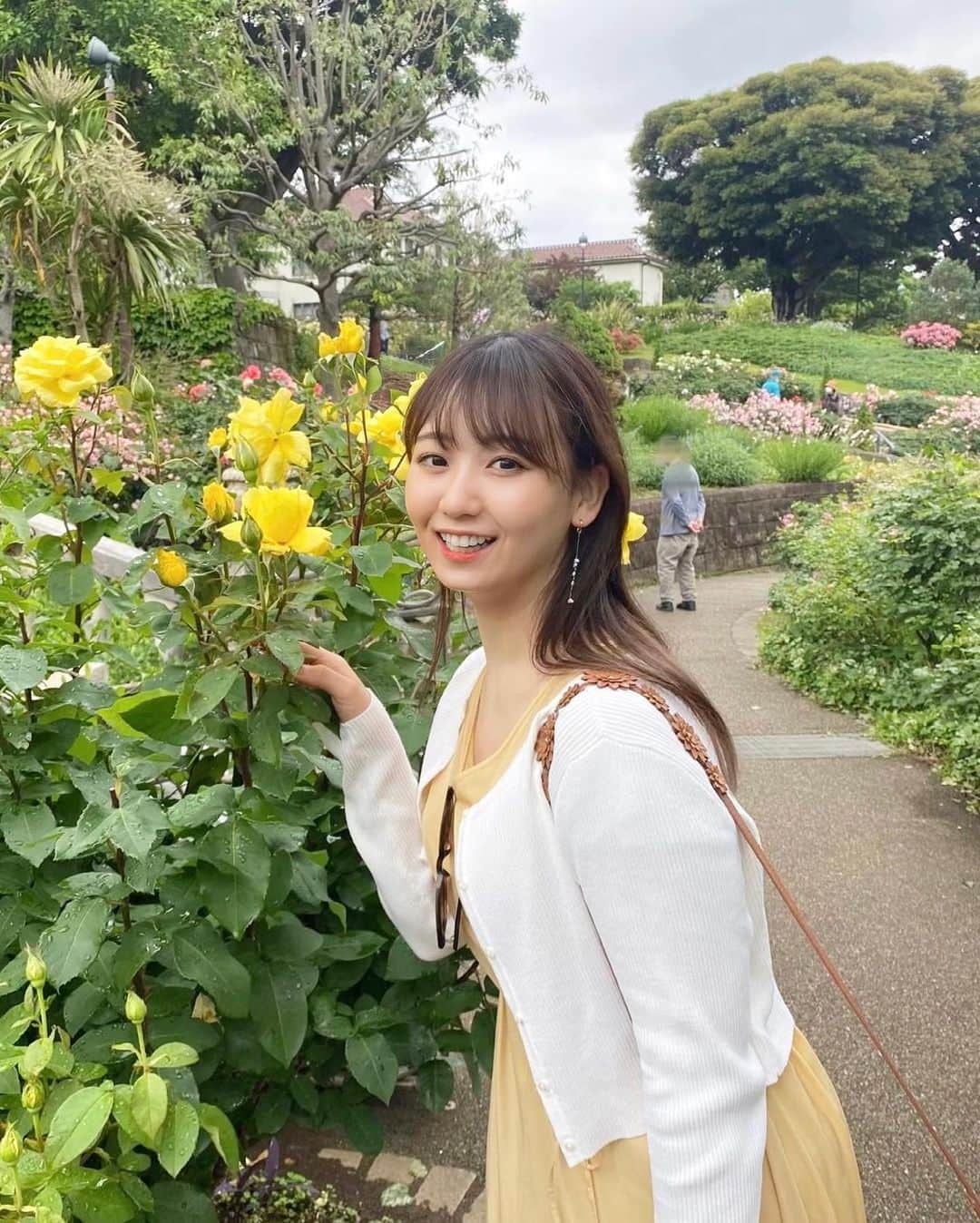 大場あゆみさんのインスタグラム写真 - (大場あゆみInstagram)「⁡ ⁡ バラを見に横浜元町へ💐 ⁡ 横浜ローズウィークいつも楽しみにしていて 毎年この時期に街歩きしに行きます ⁡ 雨の日の後で散っていないか心配だったけど、 無事綺麗なバラを沢山見れて大満足です☺️ ⁡ ⁡ ⁡ ⁡ ⁡ ⁡ ⁡ ⁡ ⁡ ⁡ ⁡ 𓂃𓂃𓂃𓂃𓂃𓂃𓂃𓂃𓂃𓂃𓂃𓂃𓂃𓂃𓂃𓂃𓂃𓂃 ⁡ ⁡ この日の時計とサングラスは @nordgreenofficial  ⁡ 15%offになるクーポンコードをいただきました！ クーポンコード💳 ···▸【OBA】 ⁡ プロフィールのURL、ハイライトからも ぜひチェックしてみてください☺️ ⁡ 𓂃𓂃𓂃𓂃𓂃𓂃𓂃𓂃𓂃𓂃𓂃𓂃𓂃𓂃𓂃𓂃𓂃𓂃 ⁡ ⁡ sunglasses： Gotland / Transparent Brown  ⁡ watch :  Native ローズゴールド/ サンレイクリスタルダイヤル/5リンクブレス / 32mm ⁡ ⁡ ⁡ ⁡ ⁡ ⁡ ⁡ ⁡ ⁡ ⁡ ⁡ ⁡ #nordgreen #denmark #sustainable #sustainability #sustainablefashion #watch #pinkgold #fashion #beauty #bracelet #sunglasses #accessory #ノードグリーン #腕時計 #サステナブル #サステナビリティ #時計 #ギフト #プレゼント #ゴールド #ブレスレット #イヤリング #ユニセックス #サングラス」5月26日 21時24分 - ayumi__oba