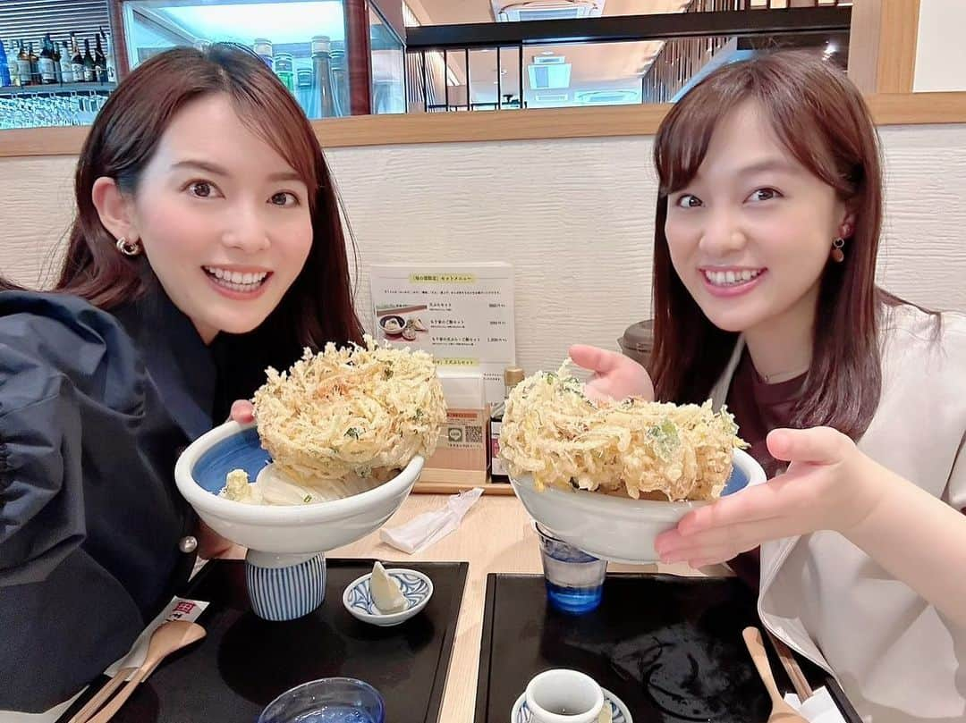 西村志野のインスタグラム：「＊ 少し前にKSB時代の先輩、 早川アナと久しぶりの #もり家 に🥰  #かき揚げおろしうどん   かき揚げが大きい、、！！！ つい手のひらと比べちゃいました☺️ けれど私の手は小さいから参考にならないかな😂  このあと3時間の生放送を終えても まだまだしばらくお腹いっぱいでした☺︎  東京で久しぶりの香川のうどん♡ 美味しかった〜😊❤️  まきさんと久しぶりにゆっくり お話できて嬉しかったです(*^^*)🌼 ＊ #早川茉希 アナ #うどん #香川 #KSB #瀬戸内海放送 #かき揚げ #讃岐うどん  #香川うどん #東京 #グルメ #アナウンサー #フリーアナウンサー #西村志野」