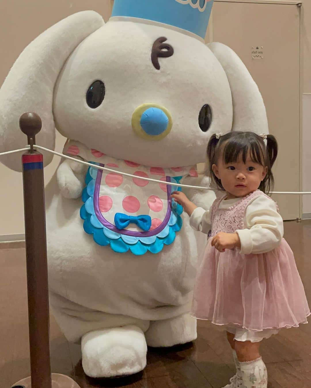 桃咲まゆさんのインスタグラム写真 - (桃咲まゆInstagram)「_  はじめてのピューロランド 🧸🤍 はのんさん、あひるのペックルくんには遠慮気味で 近寄ろうとしなかったから 私が接触させていただきました 🤏🏻♡笑  けど、みるくくんには近いものを感じたのか 他にお客さんいなかったのもあって ずっと無銭がっつきしてた 😹💕笑  最近のお気に入りのポーズ、みるくくんにもグー！👍🏻 ´- はのんにとって楽しい思い出がたくさん出来てたらいいな 💭  #ピューロランド#サンリオ #アヒルのペックル #みるく #サンリオピューロランド」5月26日 21時28分 - mayu_momosaki