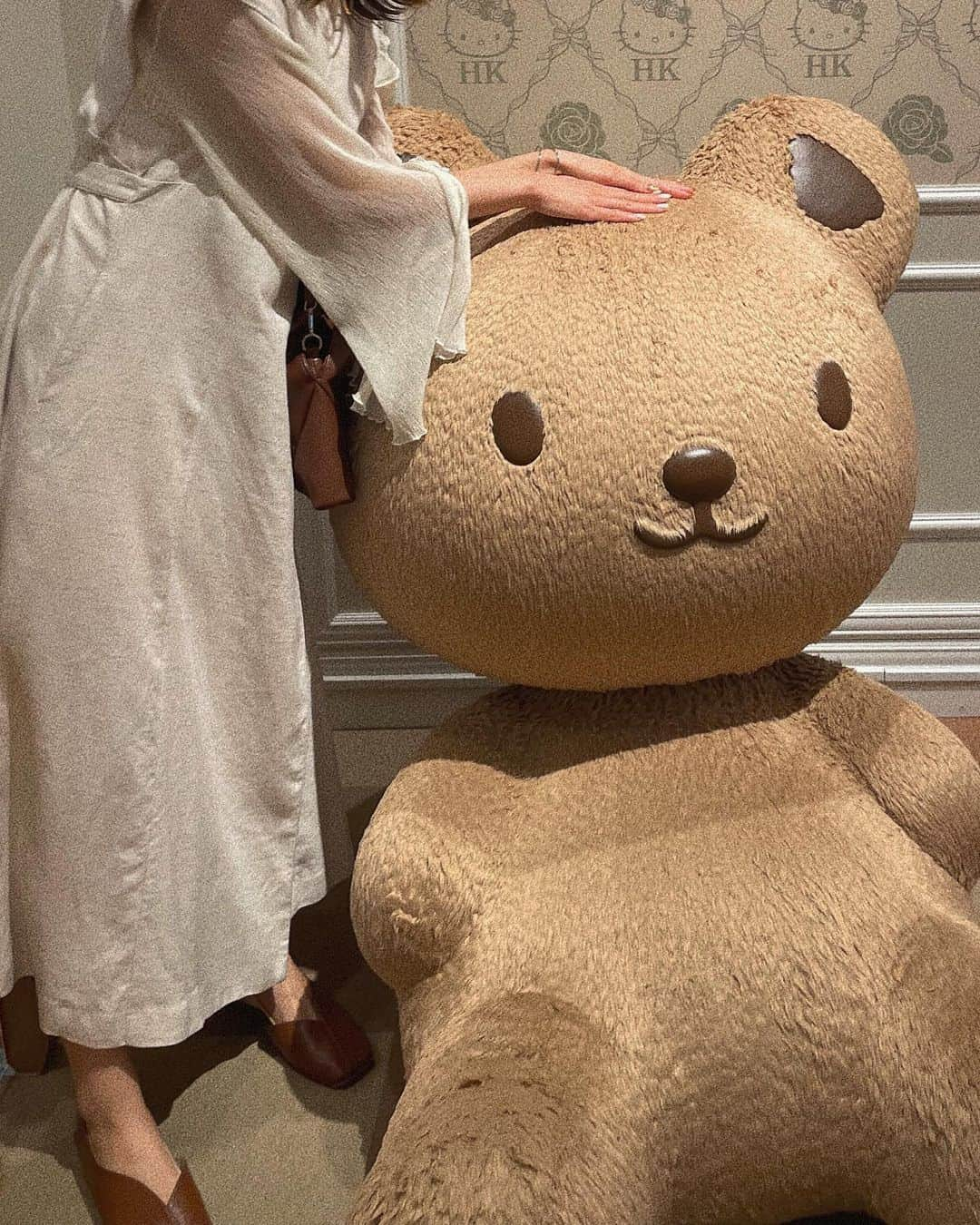 桃咲まゆさんのインスタグラム写真 - (桃咲まゆInstagram)「_  はじめてのピューロランド 🧸🤍 はのんさん、あひるのペックルくんには遠慮気味で 近寄ろうとしなかったから 私が接触させていただきました 🤏🏻♡笑  けど、みるくくんには近いものを感じたのか 他にお客さんいなかったのもあって ずっと無銭がっつきしてた 😹💕笑  最近のお気に入りのポーズ、みるくくんにもグー！👍🏻 ´- はのんにとって楽しい思い出がたくさん出来てたらいいな 💭  #ピューロランド#サンリオ #アヒルのペックル #みるく #サンリオピューロランド」5月26日 21時28分 - mayu_momosaki