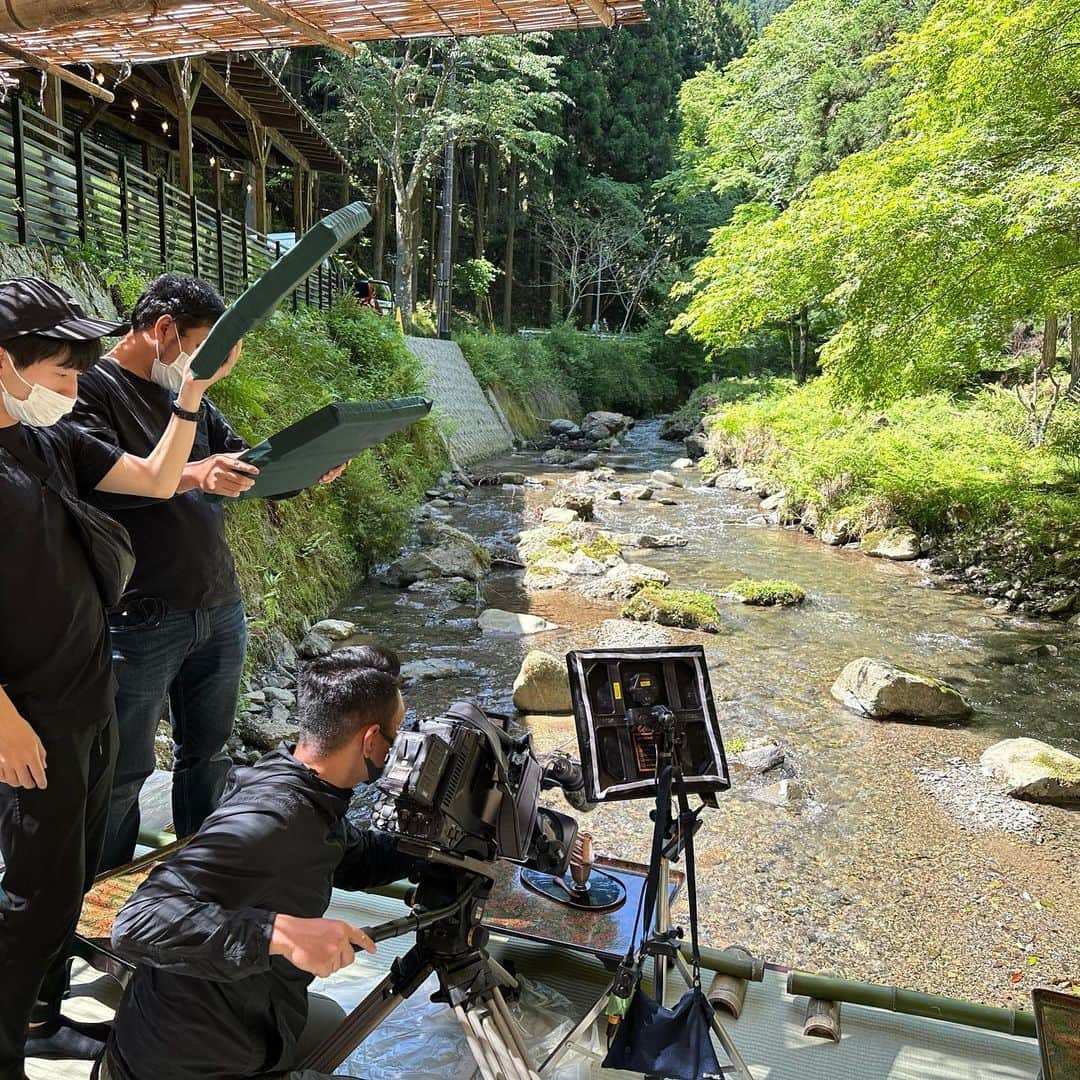 山中真さんのインスタグラム写真 - (山中真Instagram)「・ 京都貴船の青もみじ、 ほんとに心洗われました♪  新緑に包まれながら頂く 京懐石や流しそうめん、 雰囲気、景色も最高の調味料で。  貴船神社もカフェも叡山電鉄も また家族でゆっくり来よ。  #mbs #よんチャンtv  #毎日生中継 #山ちゃん中継 #貴船　#きぶね #貴船神社　#きふねじんじゃ #ひろ文　#流しそうめん #川床　#川床料理 #古今藤や　#川床カフェ」5月26日 21時29分 - makorine1120