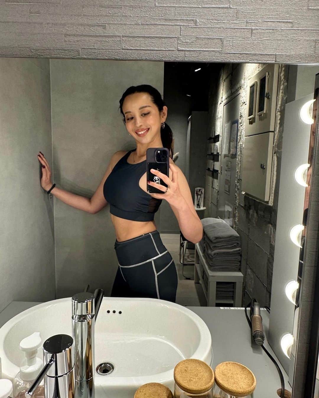 PINKYのインスタグラム：「Worked hard on training.💪✨  週一回の @undeux55 パーソナルトレーニング🏋🏻‍♀️ 段々と慣れて来て筋肉も体力もついて来たので、今回はガッツリ全身トレーニングしてもらいました🌟  翌日は筋肉痛でプルプルだけど…😂  ・・・・・・・  #パーソナルジム #パーソナルトレーニング #undeux #産後トレーニング」