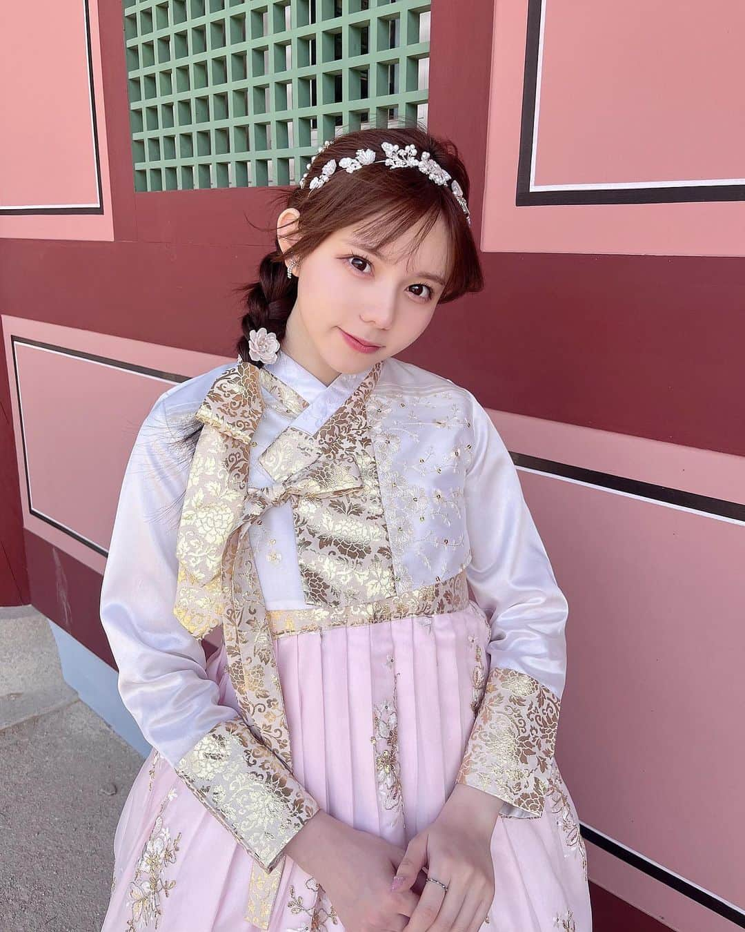 大森莉緒さんのインスタグラム写真 - (大森莉緒Instagram)「・ ・ 念願のチマチョゴリ🩷  韓国に行ったら絶対着たかったんだ〜〜！！  どうかな？？🙈💭 ・ ・ #大森莉緒 #おーりお #おりおんず #韓国 #韓国旅行 #渡韓 #景福宮 #チマチョゴリ #韓服 #ピンク #ヘアアレンジ #instagood #good #travel #korea #koreastyle #패션 #코디 #오늘의코디 #오늘의패션 #전신샷 #코디스타그램 #옷 #좋아요 #여행 #서울 #한복 #경복궁」5月26日 21時35分 - rio.ohmori