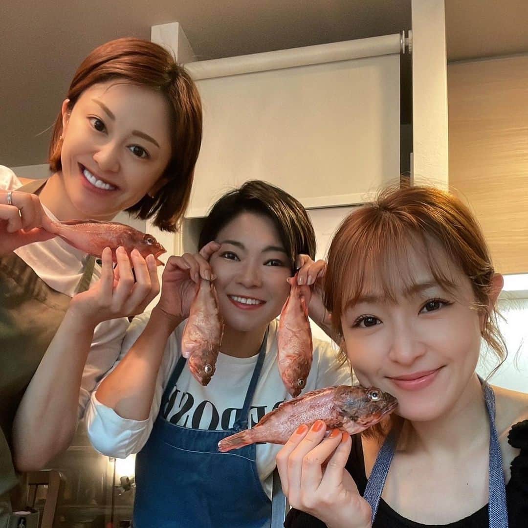 越智千恵子さんのインスタグラム写真 - (越智千恵子Instagram)「夫がめでたく鯛を釣ったので、先日 @koretomomaki 先生から習ったレシピで料理。魚を捌く事がこんなに楽しいと思えるなんて自分でも驚きです。次はどんなお魚を釣ってきてくれるかなー♪←夫、プレッシャー  #魚#釣り#料理#発酵料理研究家#是友麻希 さん #親友#大沢あかね さん レッスンで作ったお料理 ・かさごのカプレーゼ ・かさごのレモンバター煮 ・かさごの南蛮漬け ・トマトと生ハムの冷製パスタ ・カサゴ唐揚げのスープ」5月26日 21時35分 - chieko_0224