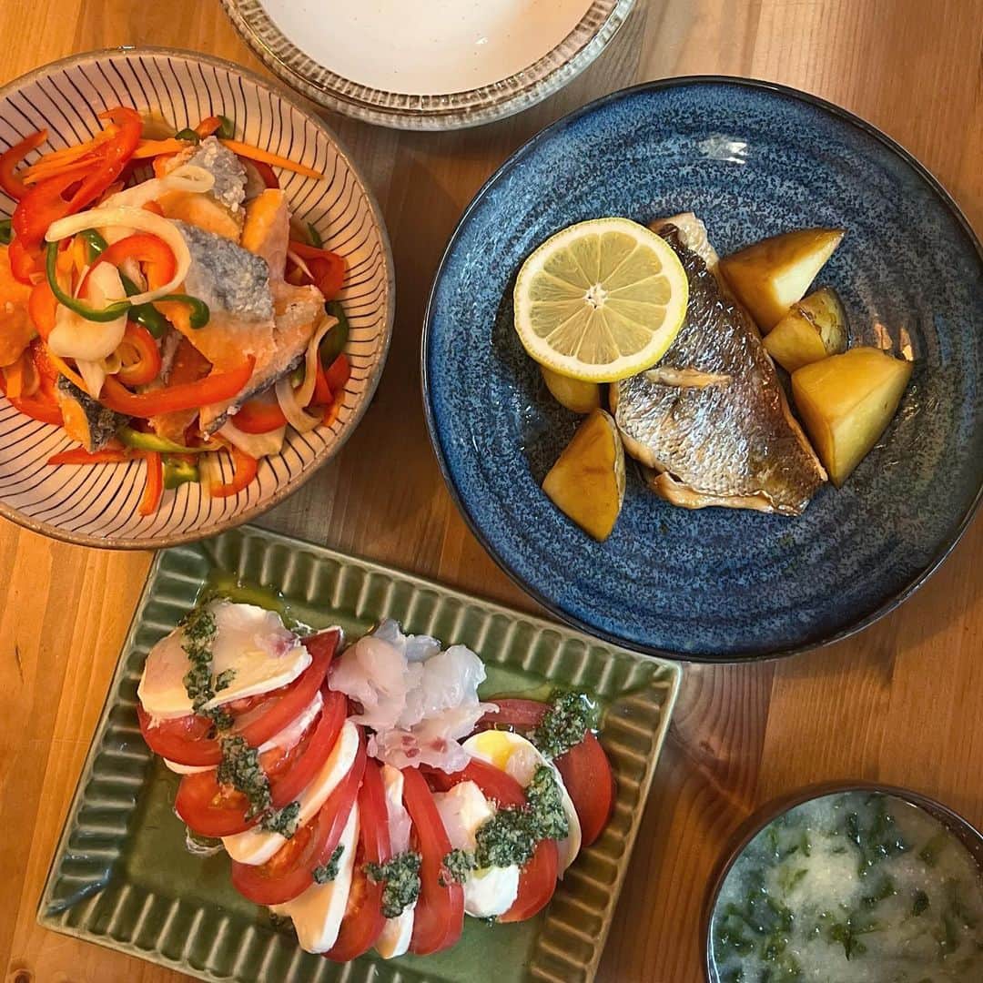 越智千恵子のインスタグラム：「夫がめでたく鯛を釣ったので、先日 @koretomomaki 先生から習ったレシピで料理。魚を捌く事がこんなに楽しいと思えるなんて自分でも驚きです。次はどんなお魚を釣ってきてくれるかなー♪←夫、プレッシャー  #魚#釣り#料理#発酵料理研究家#是友麻希 さん #親友#大沢あかね さん レッスンで作ったお料理 ・かさごのカプレーゼ ・かさごのレモンバター煮 ・かさごの南蛮漬け ・トマトと生ハムの冷製パスタ ・カサゴ唐揚げのスープ」