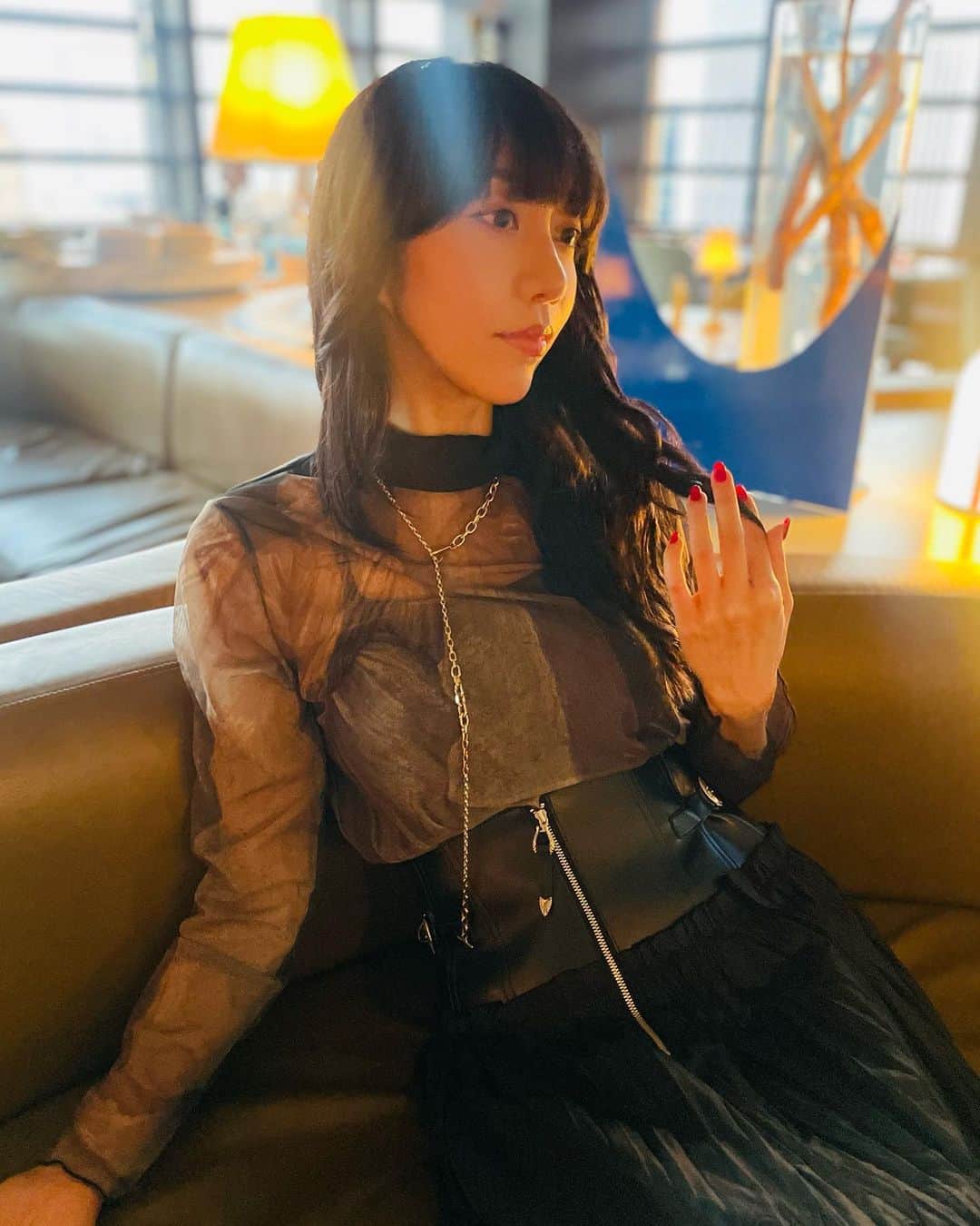 のインスタグラム：「. ロングヘア何年ぶりだろう🤔🪮  ゴルチエの「ファッション・フリーク・ショー」に向けて エクステを付けてみたのですが… 慣れなすぎてどうやってアレンジしたらいいか 全然わかりません🙃🙃🙃  誰か教えてほしい…🙄💦」