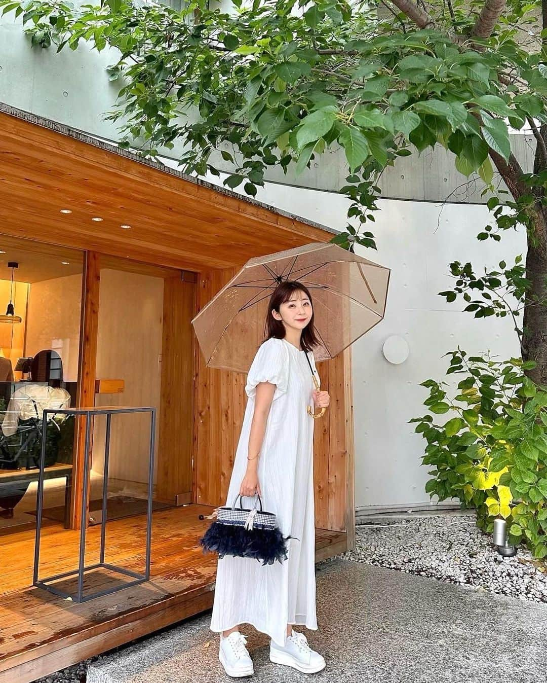 横田亜美さんのインスタグラム写真 - (横田亜美Instagram)「. 雨の日☔︎のカフェ巡り☕︎ チャイ美味しかった🌿 . 傘もワンピも @grl_official ❤︎ . . #雨の日コーデ #雨の日 #恵比寿 #恵比寿カフェ #恵比寿ランチ #ワンピ #ワンピース #ビニール傘 #カフェ巡り #東京カフェ #東京カフェ巡り #白ワンピ #スニーカー #スニーカーコーデ #スニーカー女子 #東京カフェ部 #グレイル #齋藤飛鳥 #グレイル購入品 #グレイルコーデ #プチプラ #プチプラコーデ #grl」5月26日 21時37分 - amimi0218