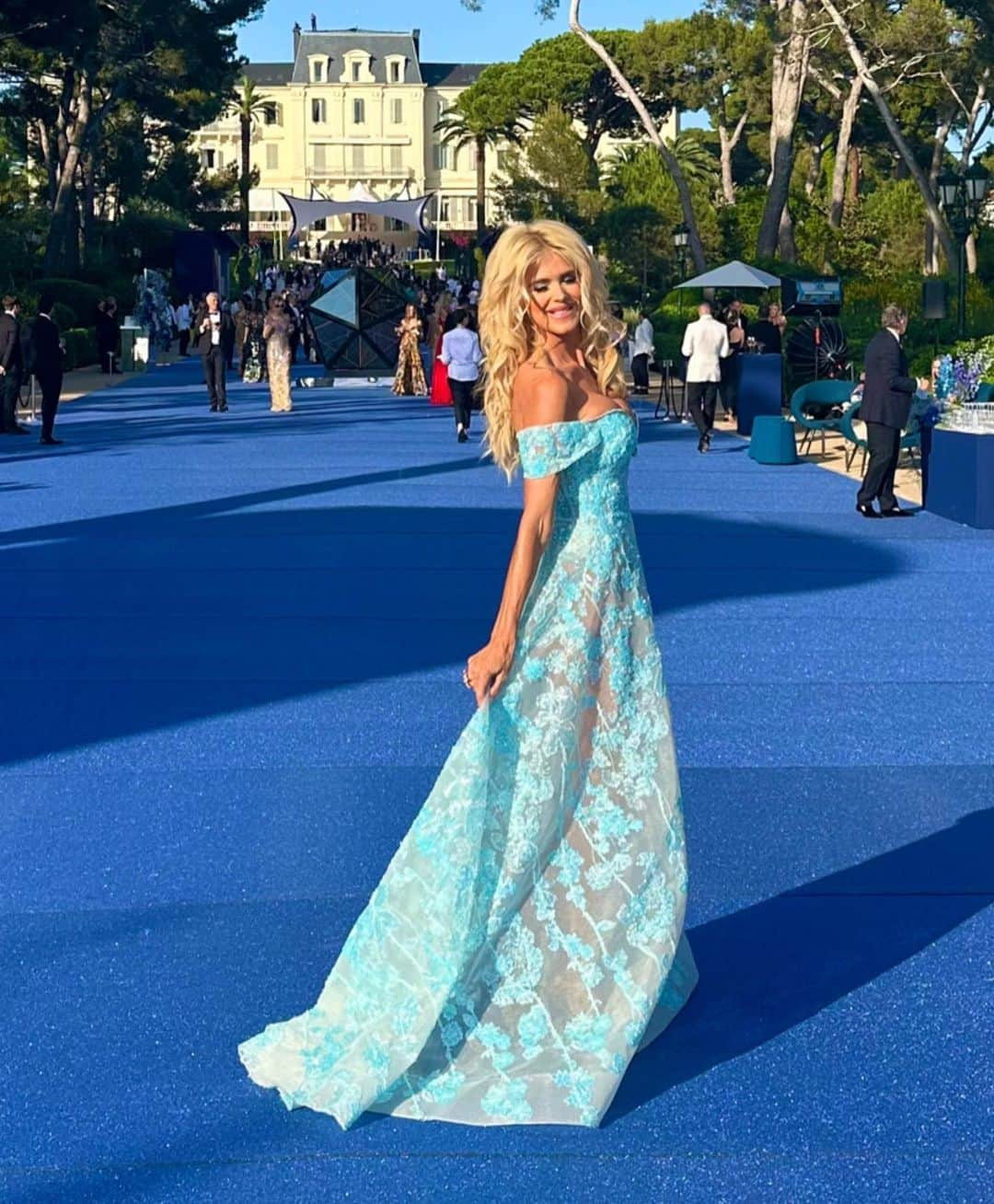 ヴィクトリア・シルヴステッドさんのインスタグラム写真 - (ヴィクトリア・シルヴステッドInstagram)「So many shades of Blue 🦋💙  The most Glamorous charity eve of the Cannes Film festival @amfar  Dress @georgesmakaroun  Hair@makeup @hotelducapedenroc」5月26日 21時37分 - victoriasilvstedt