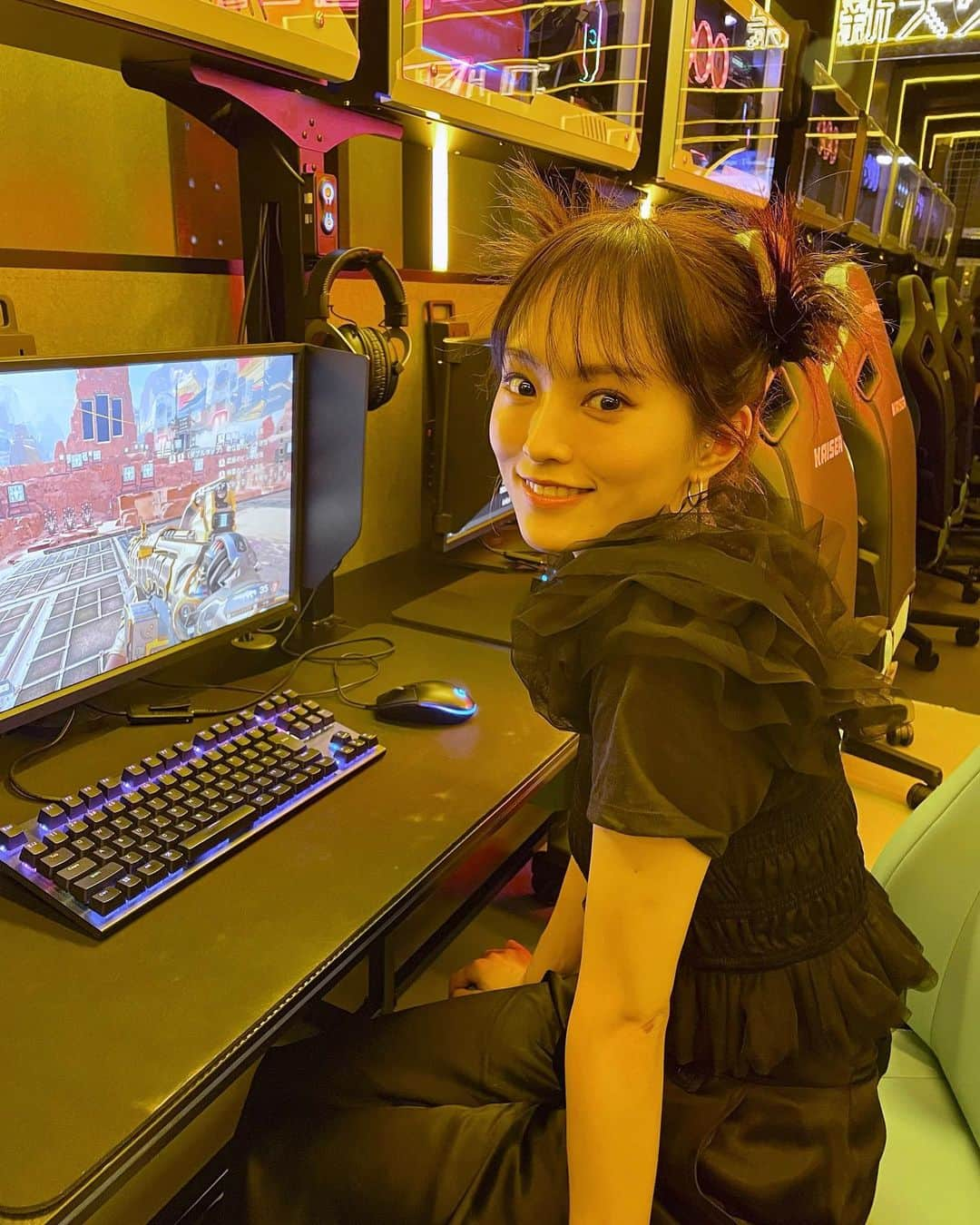 山本彩さんのインスタグラム写真 - (山本彩Instagram)「⁡ 今月号のsmart連載は、eスポーツカフェへ🖥 🎮🎧 ⁡ ちょこっとプレイしちゃったりなんかして 普通に楽しみました😚(笑)」5月26日 21時38分 - sayaka__714