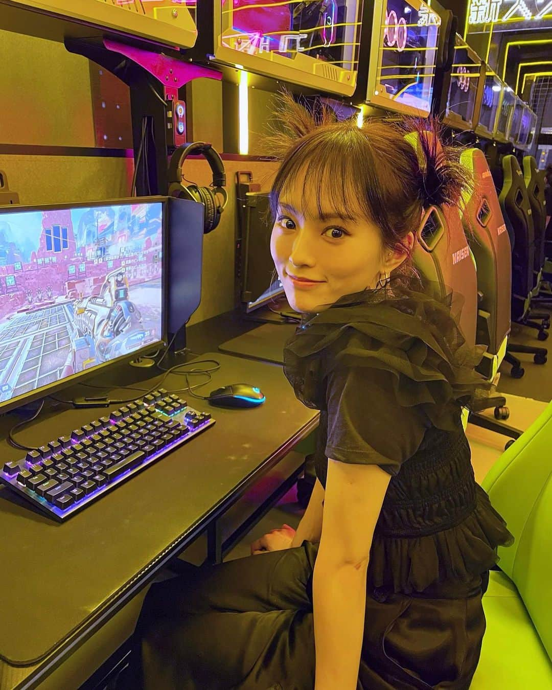 山本彩さんのインスタグラム写真 - (山本彩Instagram)「⁡ 今月号のsmart連載は、eスポーツカフェへ🖥 🎮🎧 ⁡ ちょこっとプレイしちゃったりなんかして 普通に楽しみました😚(笑)」5月26日 21時38分 - sayaka__714