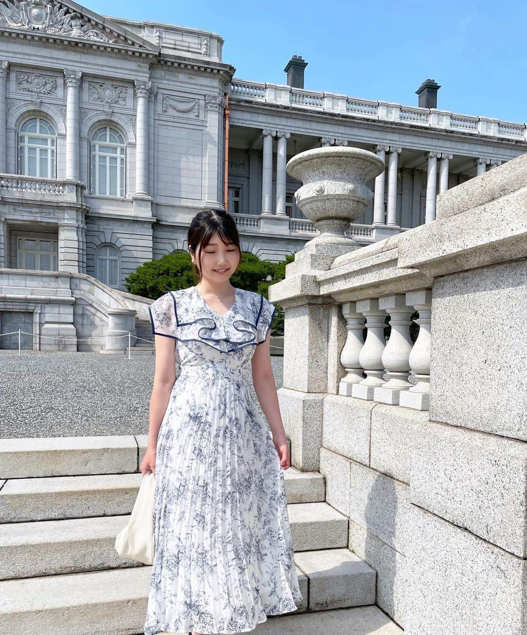 橘珠里さんのインスタグラム写真 - (橘珠里Instagram)「⛲️ 𝐒𝐭𝐚𝐭𝐞 𝐆𝐮𝐞𝐬𝐭 𝐇𝐨𝐮𝐬𝐞 🏛️  -𝐀𝐊𝐀𝐒𝐀𝐊𝐀 𝐏𝐀𝐋𝐀𝐂𝐄-  国宝 迎賓館 赤坂離宮 すごく素敵でした⋆͛  お天気がとても良い日で、 眩しがりなので、 曇っているほんの一瞬しか目を開けられなくて😌 変な写真が多いです笑  ワンピースは @tocco_closet   可愛くて、二の腕もカバーしてくれるデザインです☺︎  #迎賓館 #迎賓館赤坂離宮 #国宝 #宮殿 #ワンピース #トッコ #トッコクローゼット #夏服 #夏服コーデ #大人ワンピース #akasaka #akasakapalace #stateguesthouseakasakapalace #geihinkan #tokyo #japan」5月26日 21時38分 - jurinu