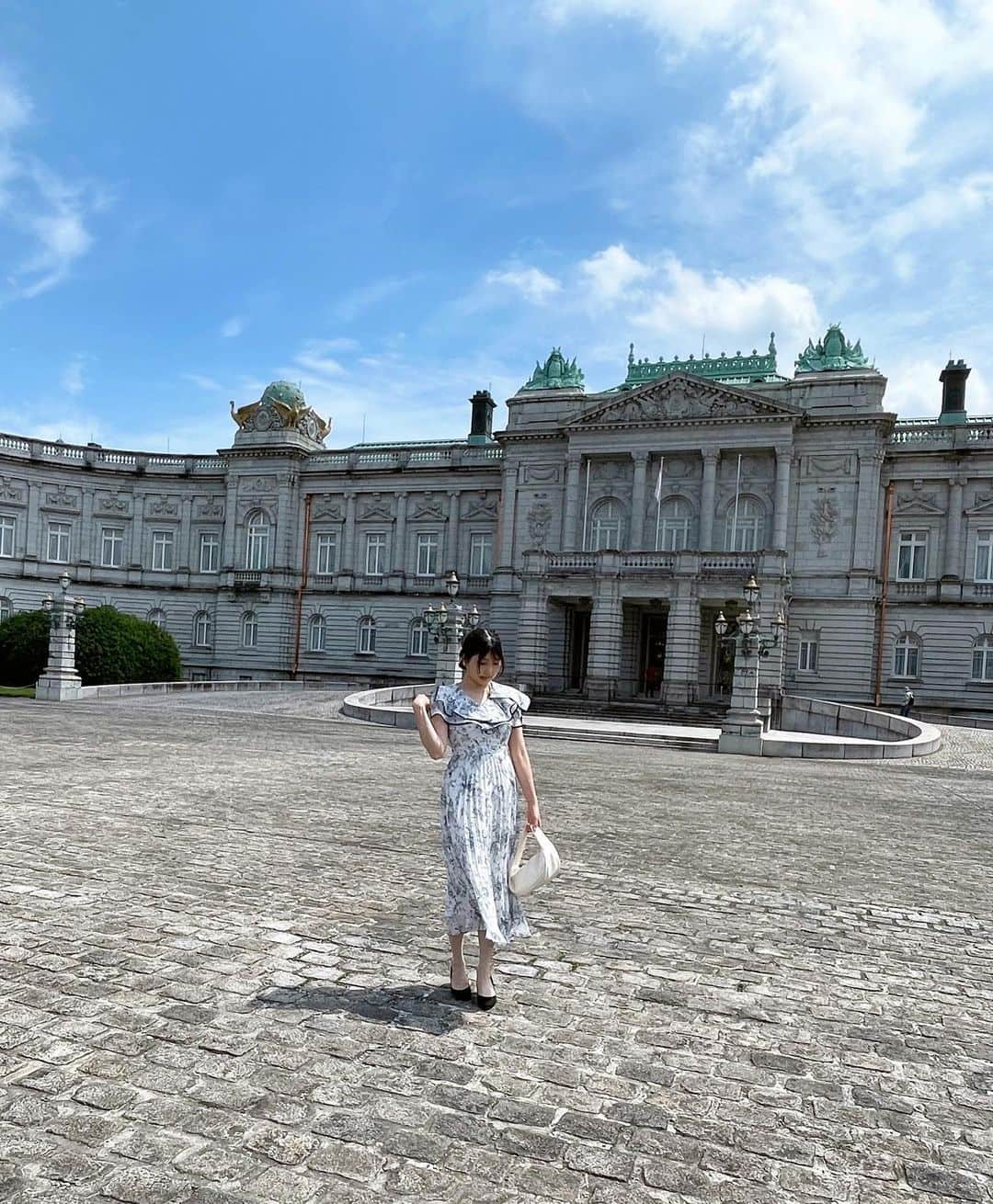 橘珠里さんのインスタグラム写真 - (橘珠里Instagram)「⛲️ 𝐒𝐭𝐚𝐭𝐞 𝐆𝐮𝐞𝐬𝐭 𝐇𝐨𝐮𝐬𝐞 🏛️  -𝐀𝐊𝐀𝐒𝐀𝐊𝐀 𝐏𝐀𝐋𝐀𝐂𝐄-  国宝 迎賓館 赤坂離宮 すごく素敵でした⋆͛  お天気がとても良い日で、 眩しがりなので、 曇っているほんの一瞬しか目を開けられなくて😌 変な写真が多いです笑  ワンピースは @tocco_closet   可愛くて、二の腕もカバーしてくれるデザインです☺︎  #迎賓館 #迎賓館赤坂離宮 #国宝 #宮殿 #ワンピース #トッコ #トッコクローゼット #夏服 #夏服コーデ #大人ワンピース #akasaka #akasakapalace #stateguesthouseakasakapalace #geihinkan #tokyo #japan」5月26日 21時38分 - jurinu